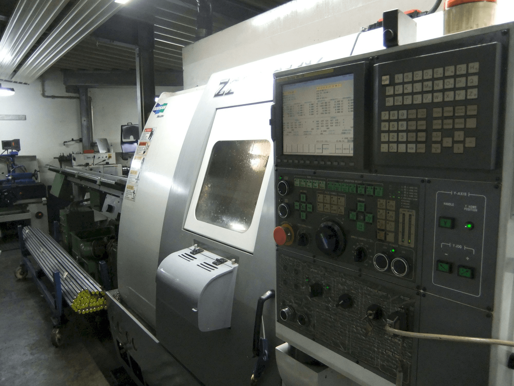 Mašīnas Doosan Z290 SMY skats no labās puses