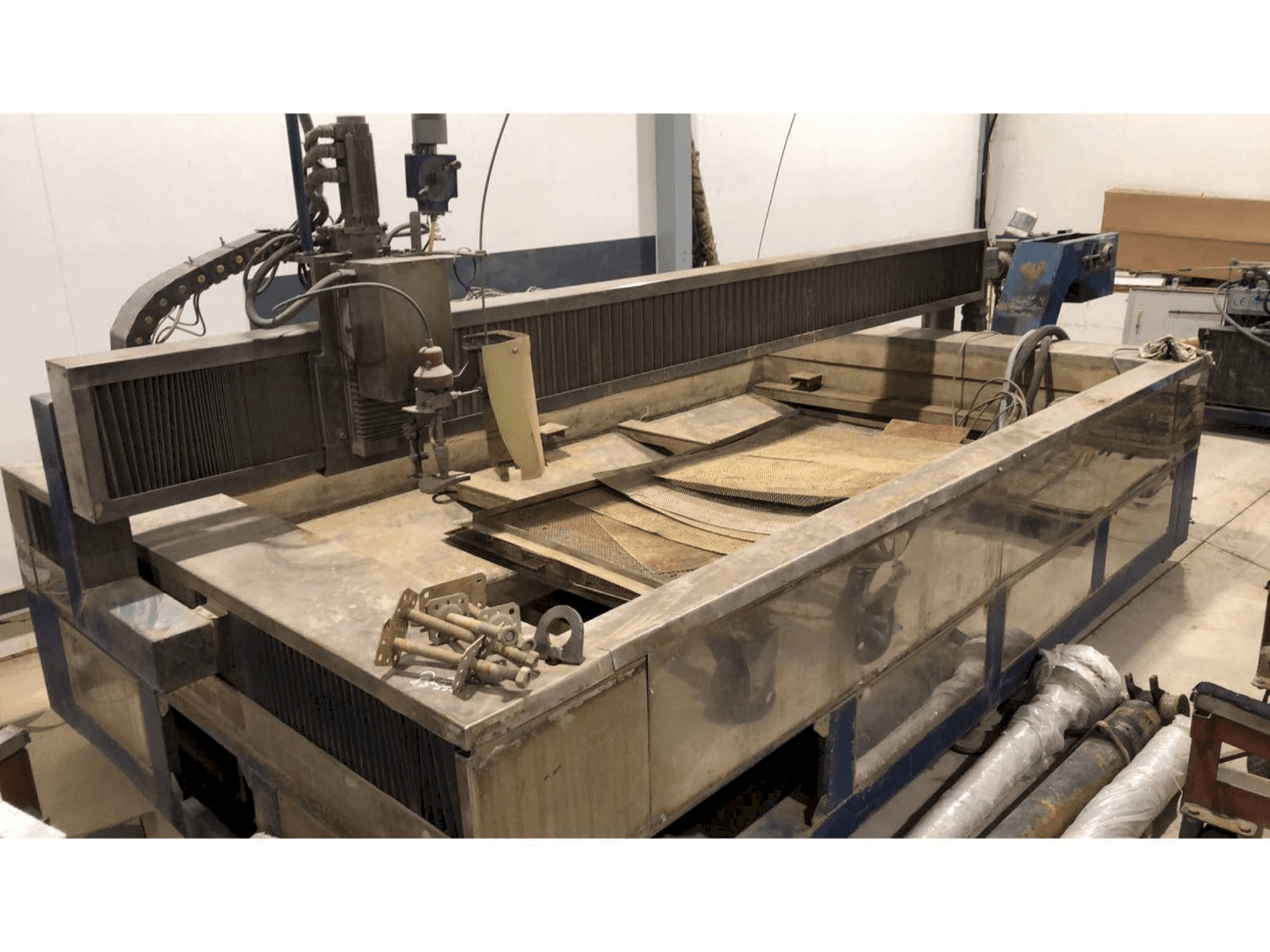 Mašīnas Waterjet Italy WF 1630 CNC pretskats