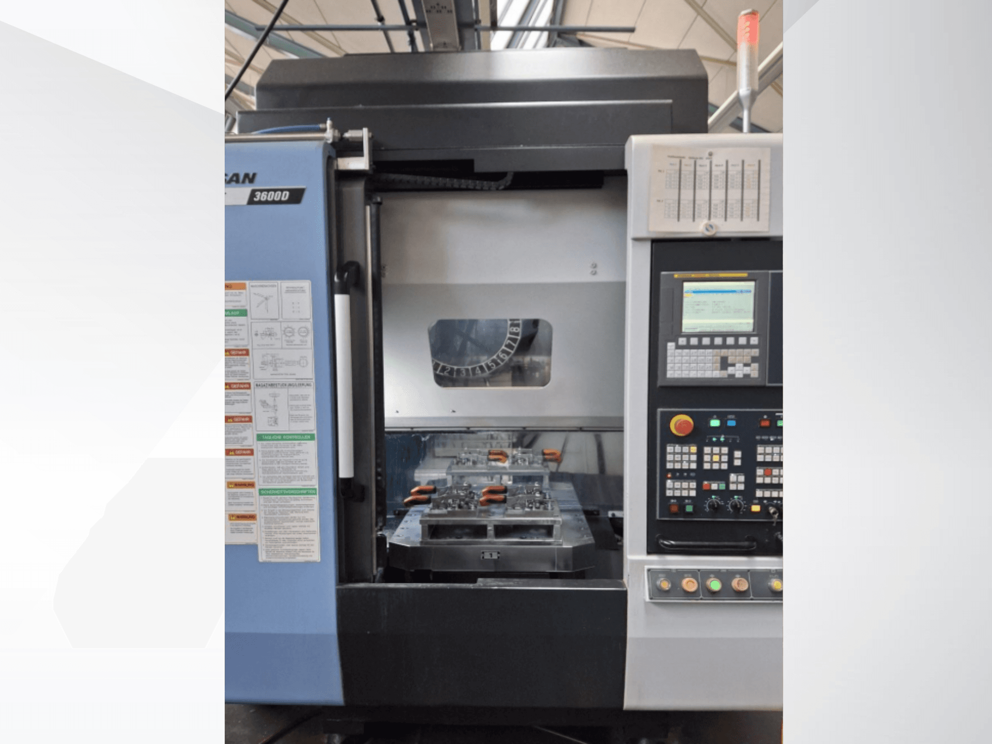 DOOSAN T 3600 D vertikālās virpošanas darbgalds priekšpusē, kurā redzams vadības panelis un darba zona ar instrumentiem.