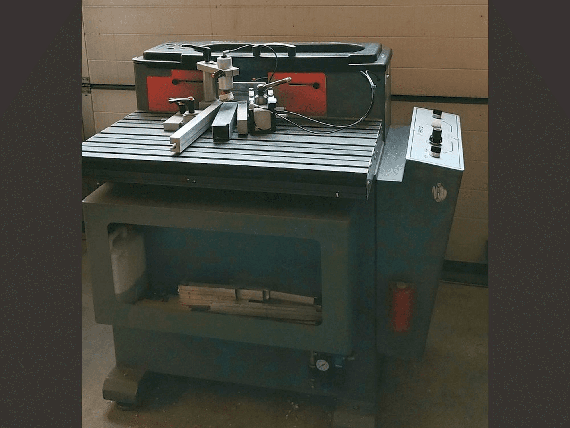 Mašīnas Tekna TK661 kreisās malas skats