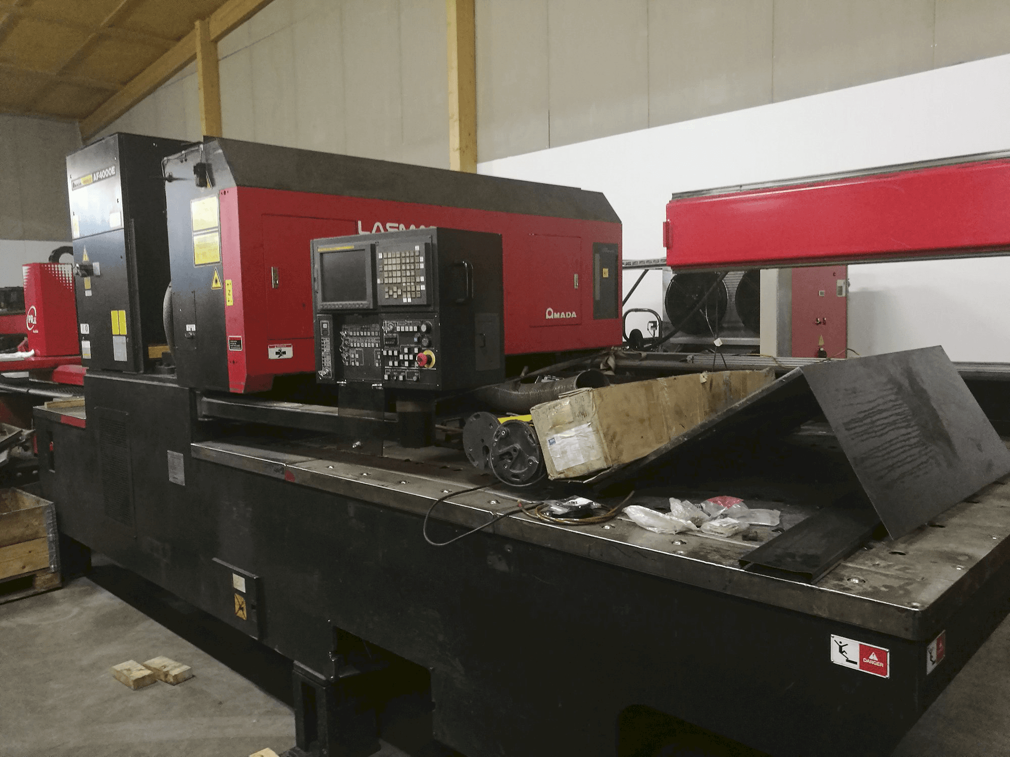 Mašīnas AMADA LC 2415 α3 skats no labās puses
