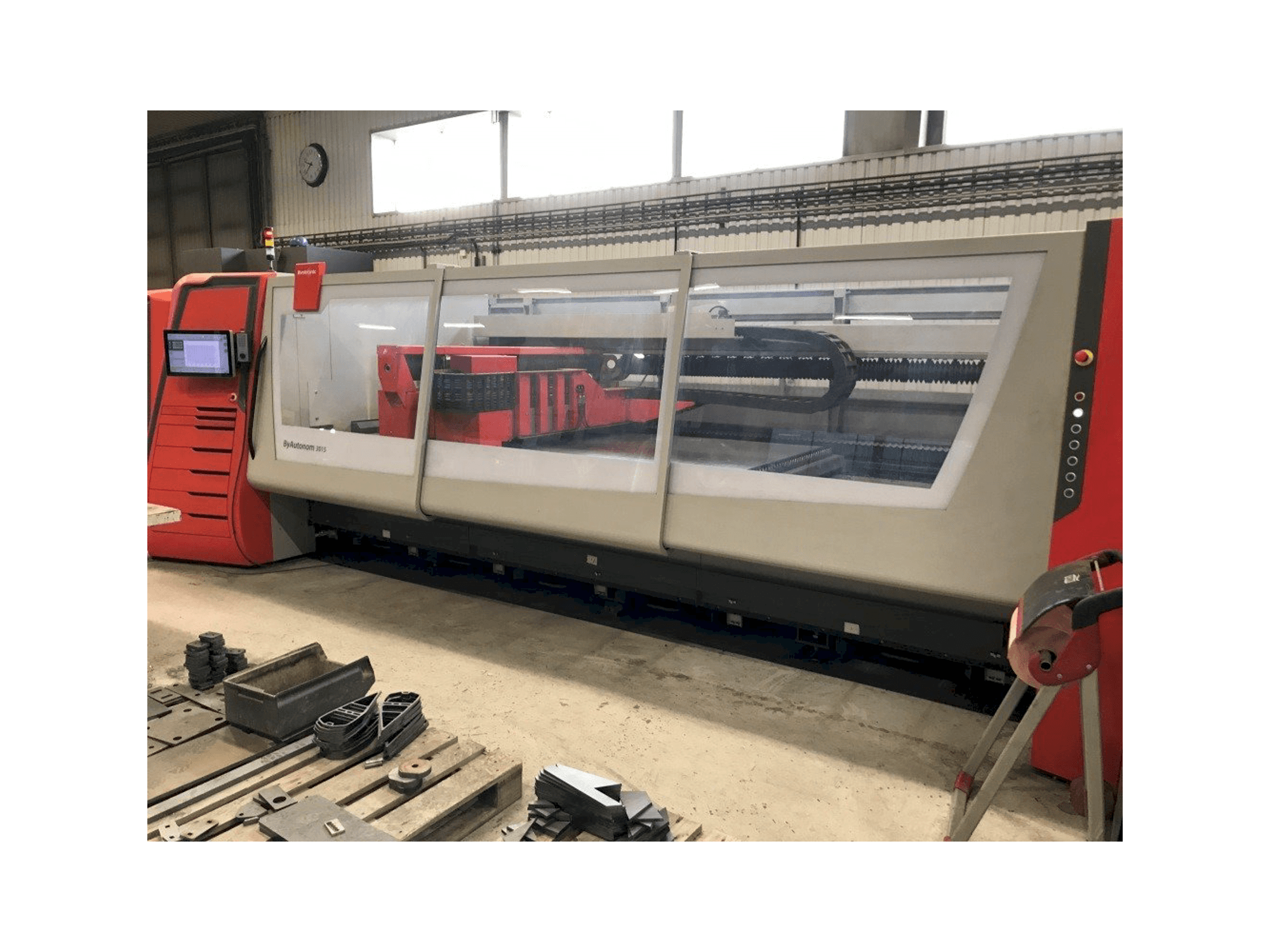 Mašīnas Bystronic ByAutonom 3015 labās malas skats