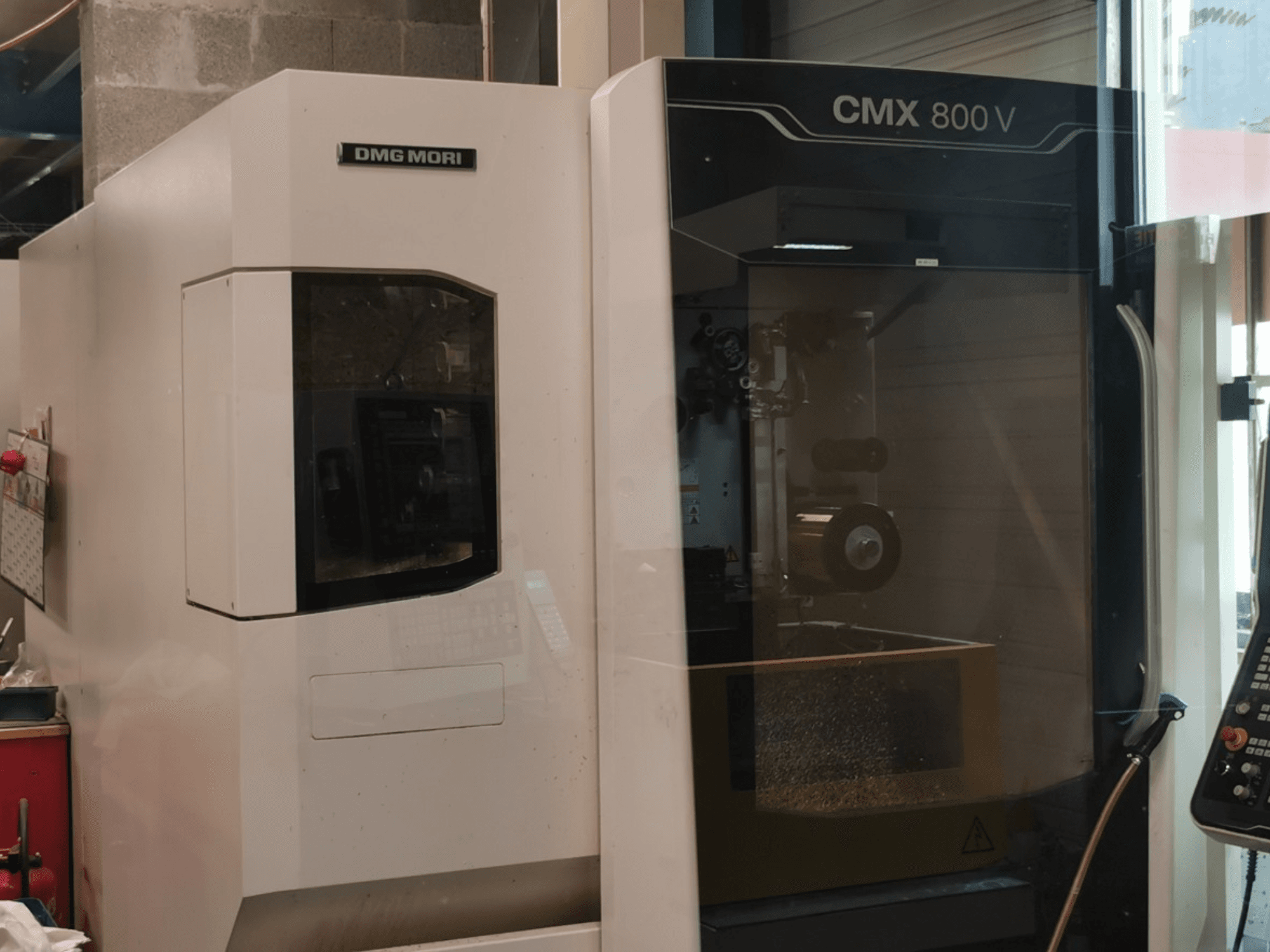 DMG Mori Seiki CMX 800 V vertikālais apstrādes centrs, skats no priekšpuses, kurā redzams vadības panelis un darba zona ar redzamiem darbarīkiem.