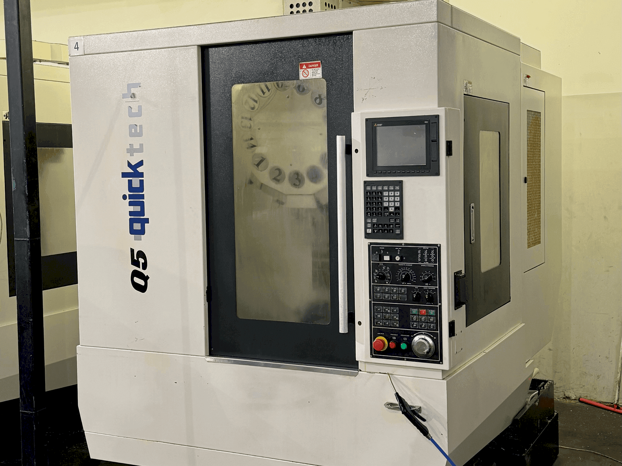 Mašīnas Quick-Tech Q5 pretskats