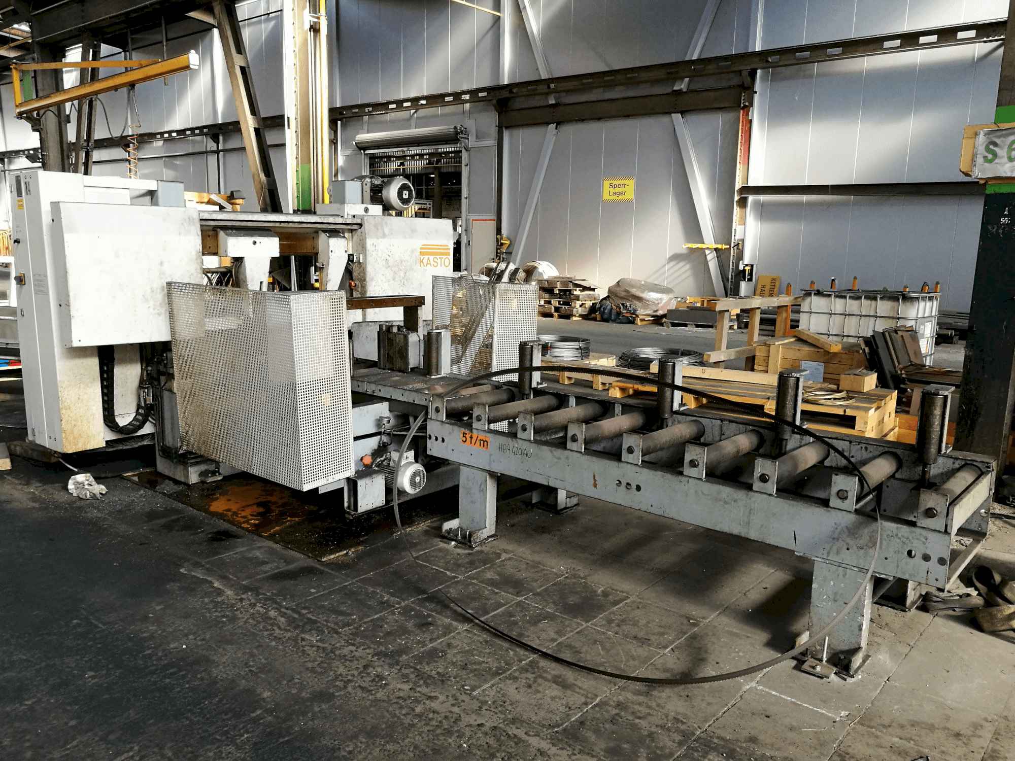 Mašīnas KASTO HBA 420 AU skats no labās puses