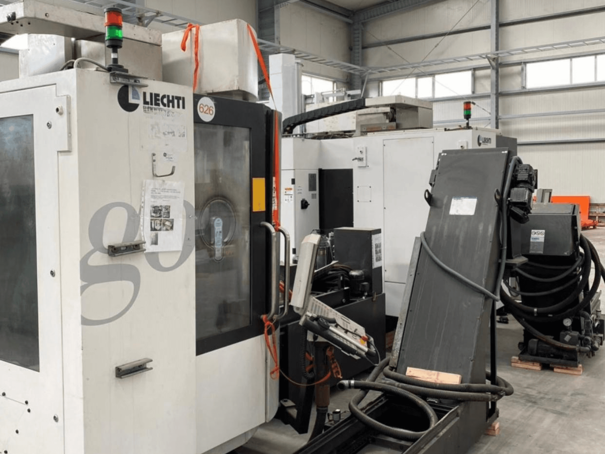 Liechti go-Mill 350 vertikālais apstrādes centrs, skats no priekšpuses, ar vadības paneli un leņķveida detaļu turētāju.