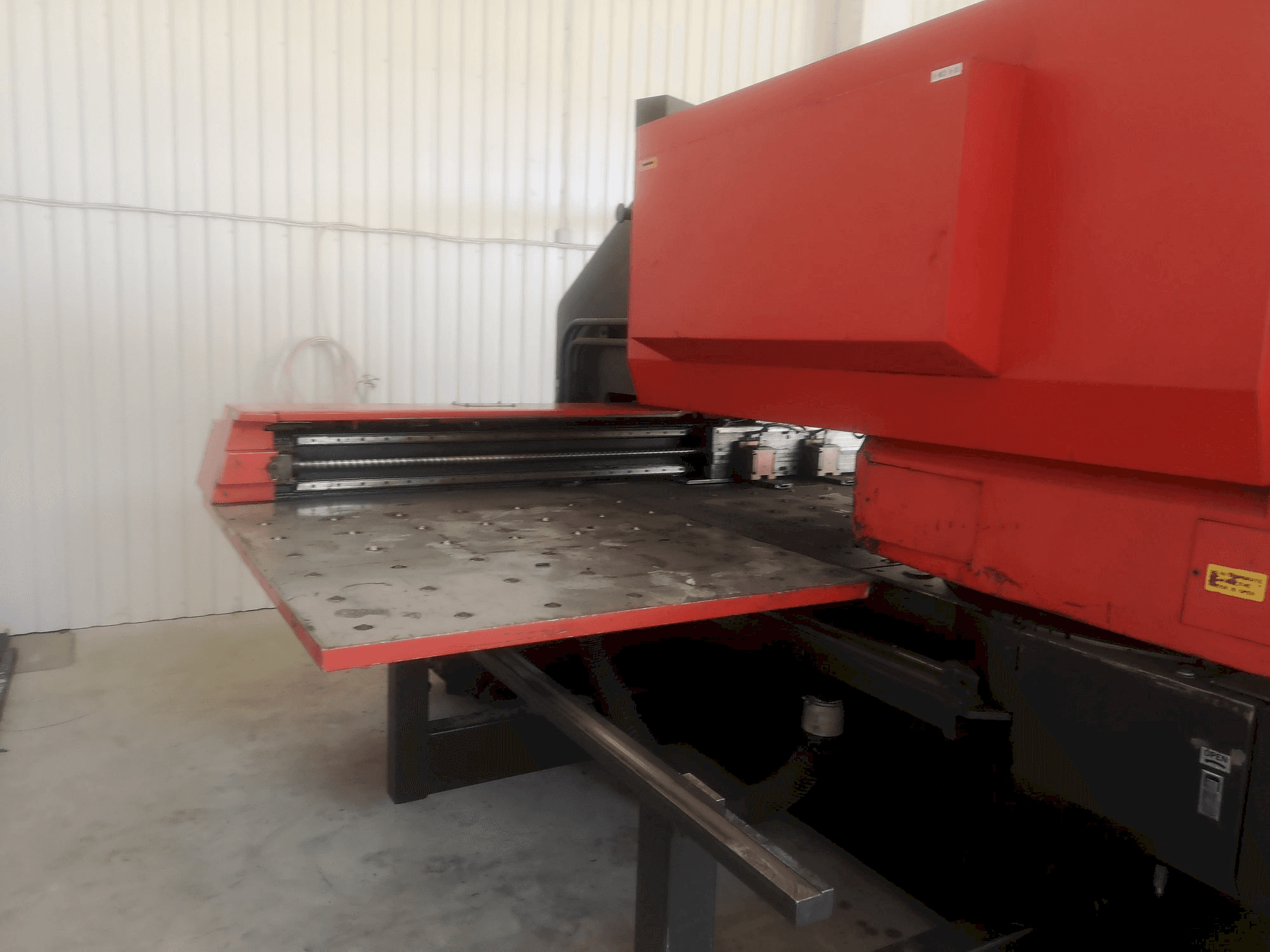 Mašīnas AMADA pretskats