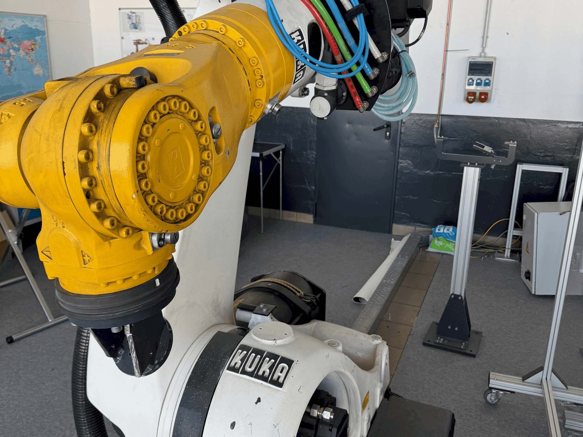 Mašīnas KUKA KR210 2000-2 pretskats