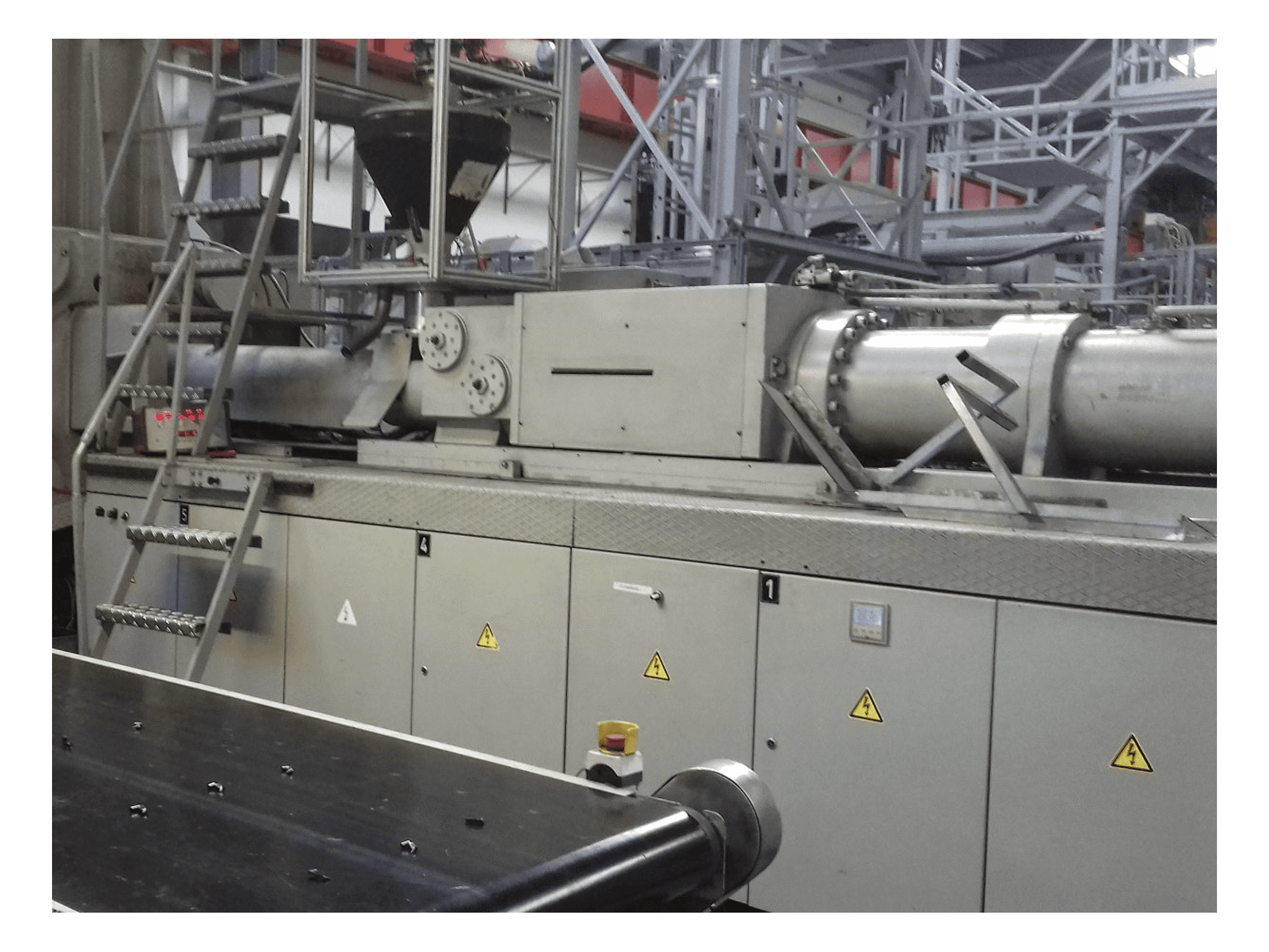 Mašīnas Krauss Maffei 650-4350 BM labās malas skats