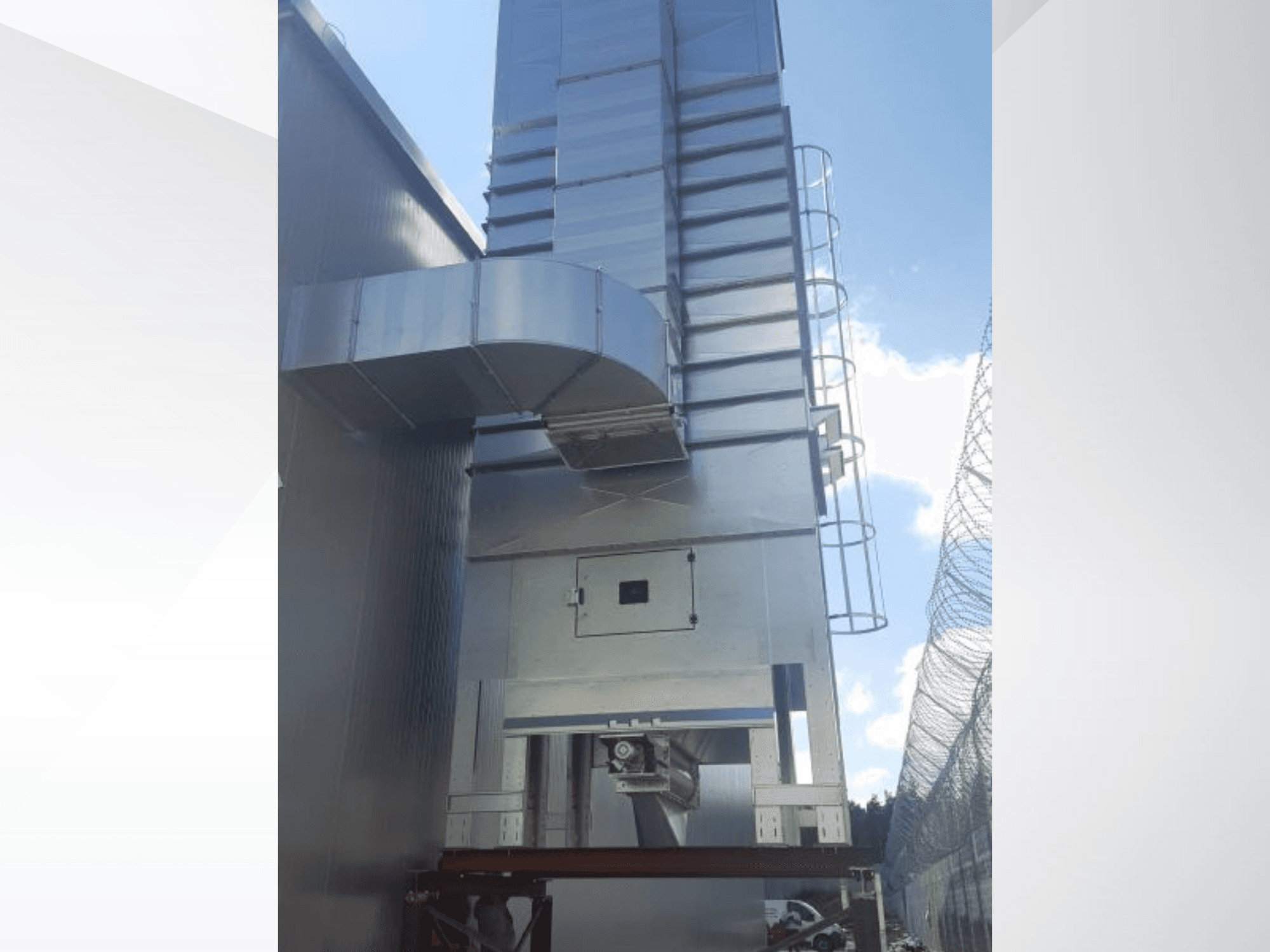 NAWARA RUBIN 2030 kokapstrādes mašīna, sānu skats, kurā redzama metāla konstrukcija un cauruļvadi uz zilu debesu fona.