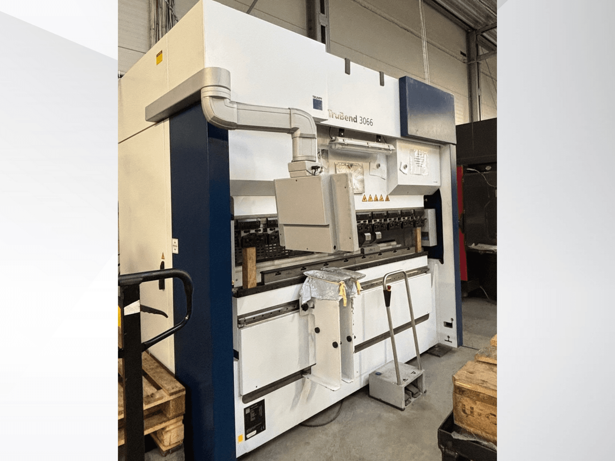 Trubend 3066 liekšanas darbagalds, priekšējais skats, kurā redzamas vadības ierīces, metāla rāmis un drošības elementi darbnīcā.