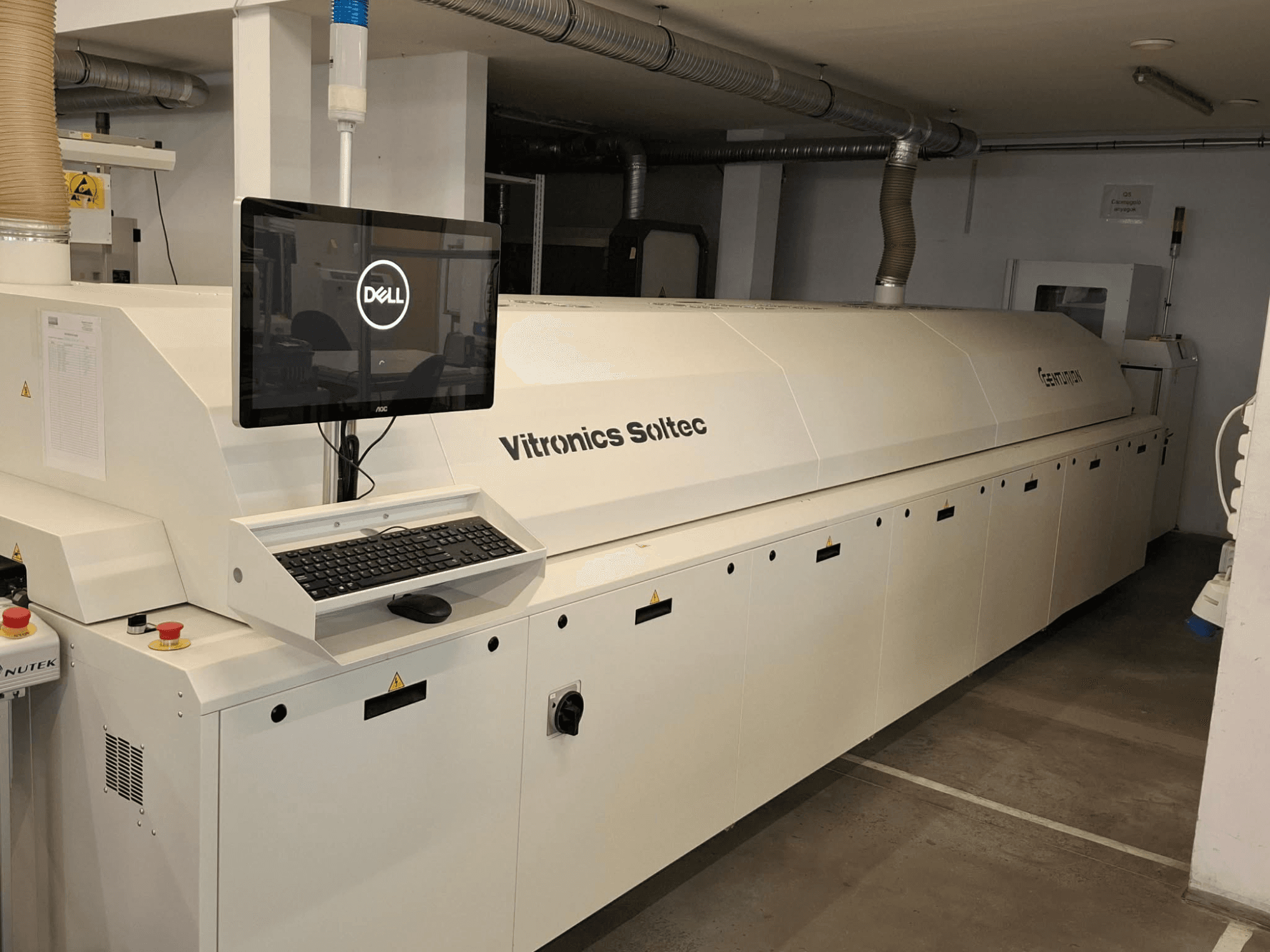 Automatizācijas iekārtas CENTURION CT930 priekšējais skats ar Dell monitoru, tastatūru un vadības pogām.