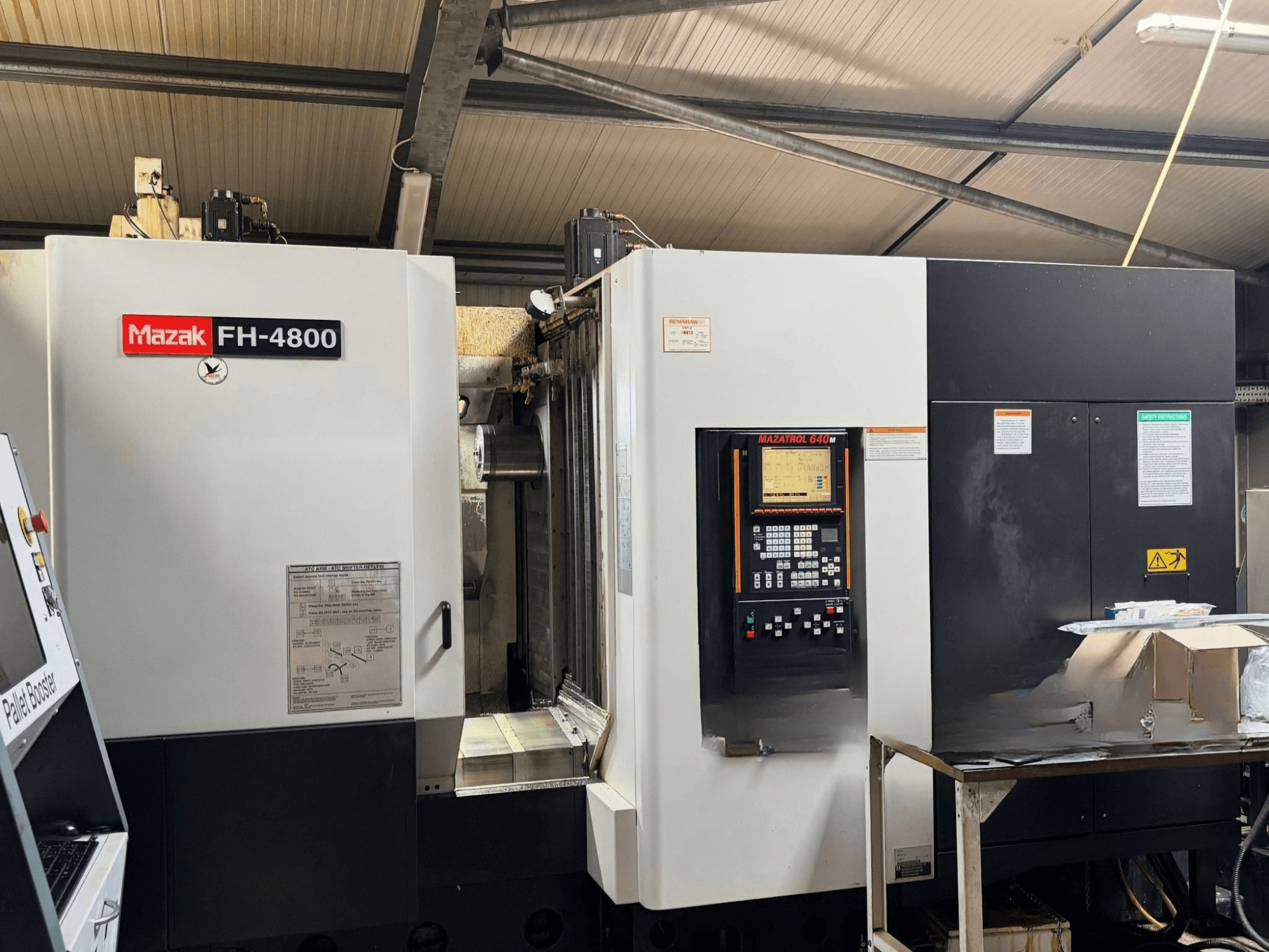 Mazak FH-4800 horizontālais apstrādes centrs, priekšskats, kurā redzams vadības panelis un iekārtas detaļas.