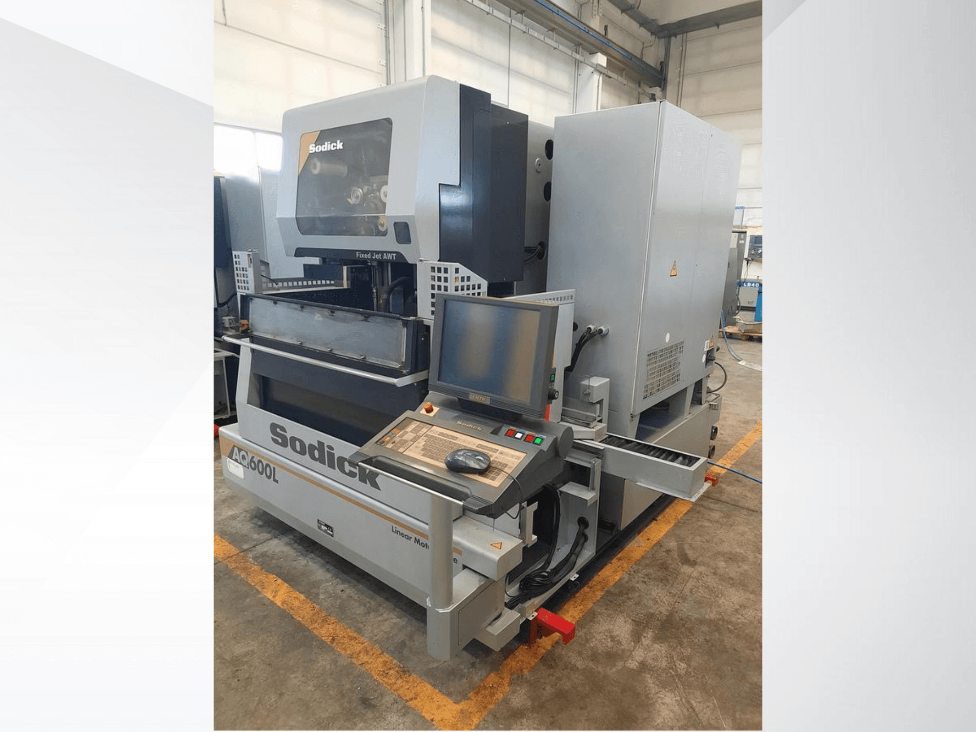 Sodick AC600L lineārā mašīna no sānu skata, kurā redzams vadības panelis, fiksētā strūkla un industriālā dizaina iezīmes.