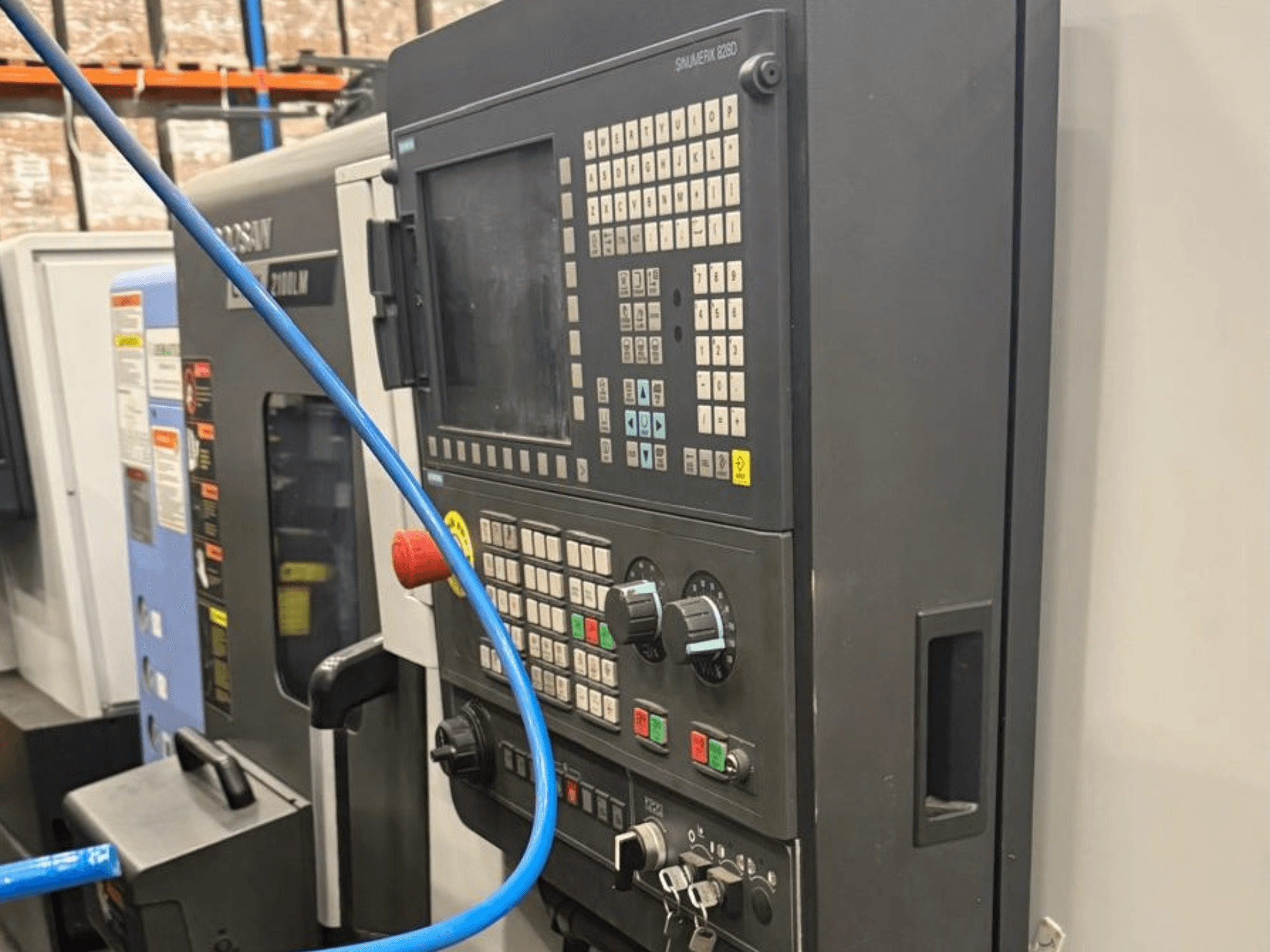 Apstrādes instrumenta vadības panelis, skats no priekšpuses, ar pogām, slēdžiem un digitālo displeju precīzai darbībai.