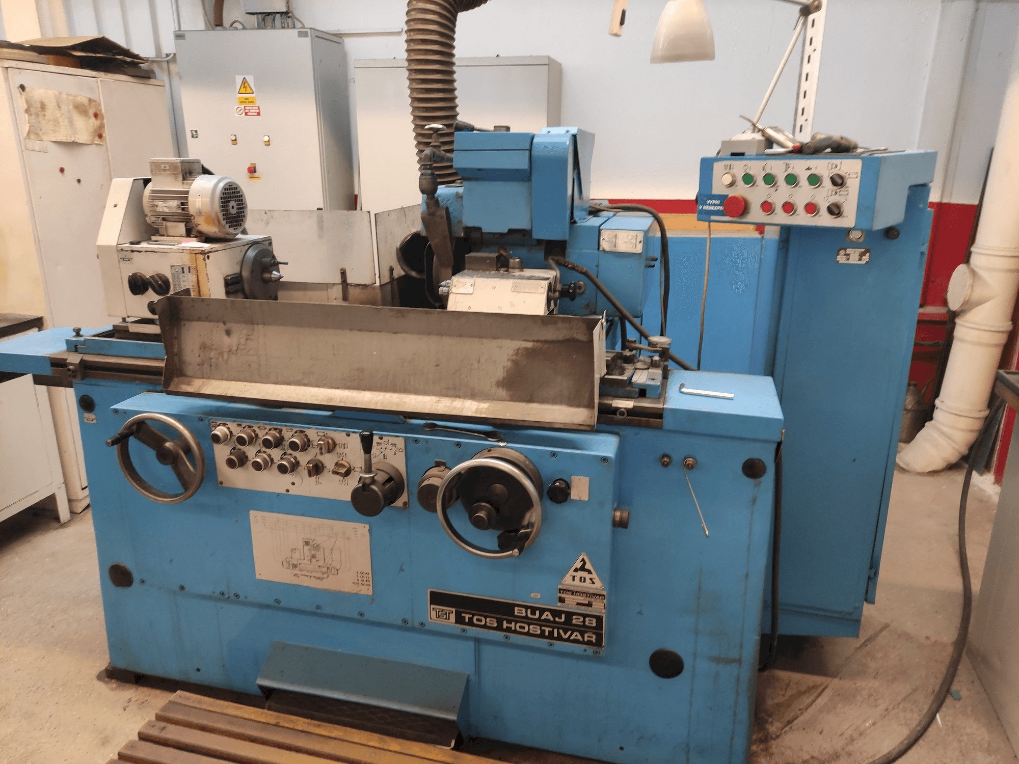 Mašīnas TOS BUAJ 28 pretskats