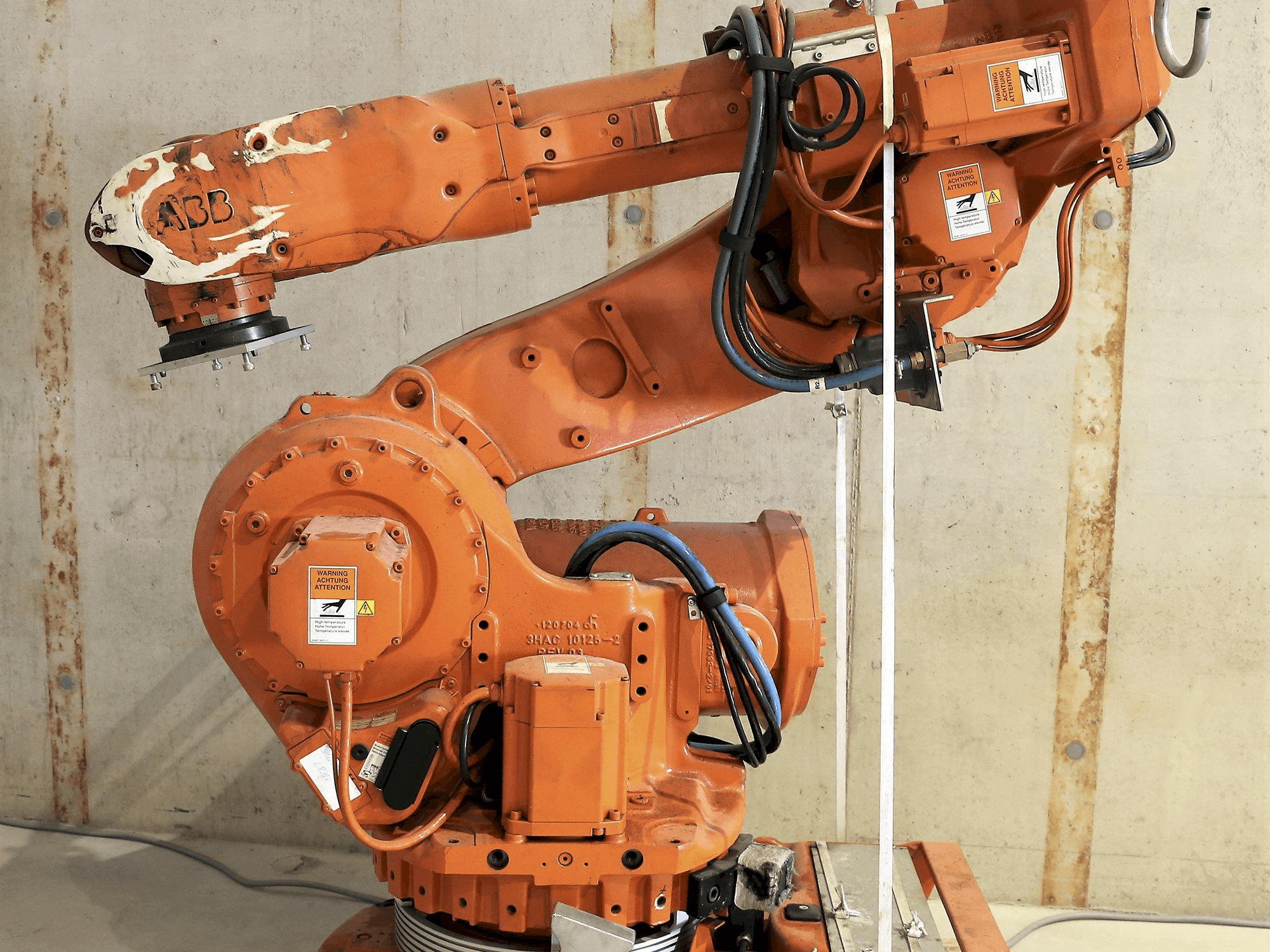 Mašīnas ABB 6600 pretskats