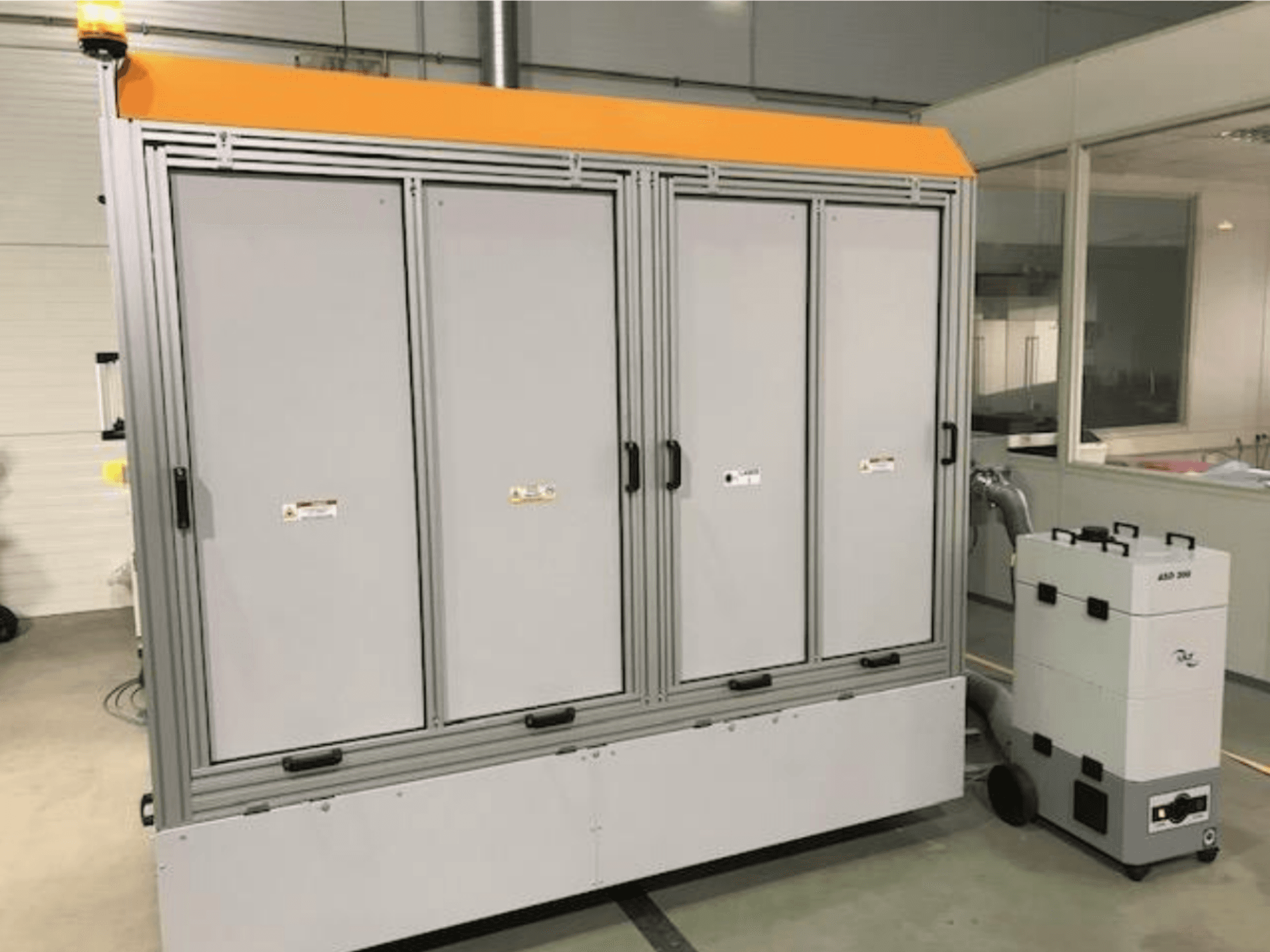 4JET Pearl M šķiedru lāzera griešanas iekārta, skats no priekšpuses, redzama drošības gaisma, vadības panelis un pievienotā ekstrakcijas ierīce.