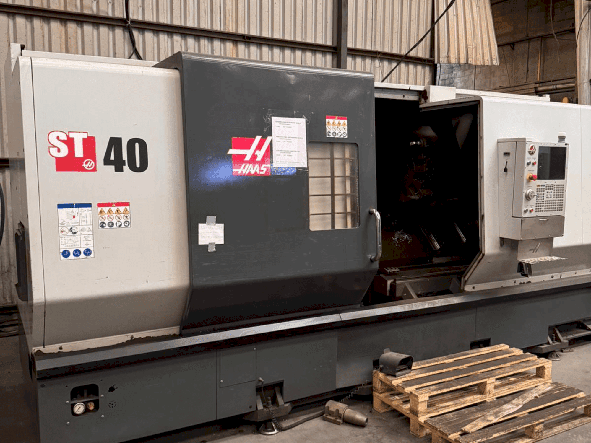 Mašīnas HAAS ST-40 pretskats