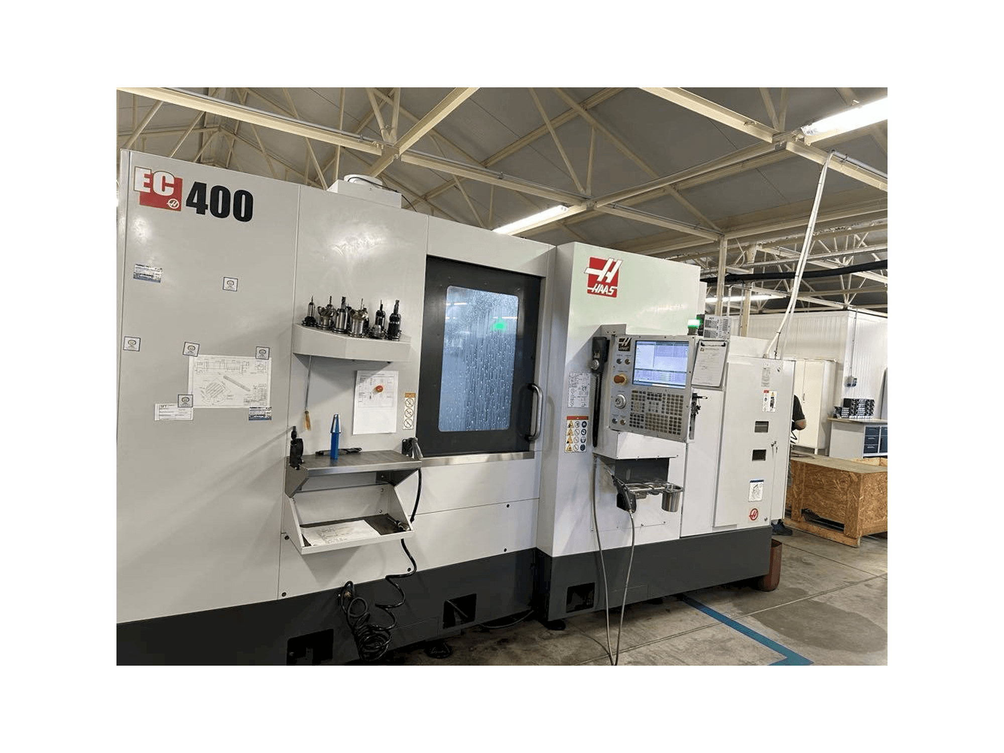 Mašīnas HAAS EC-400 pretskats