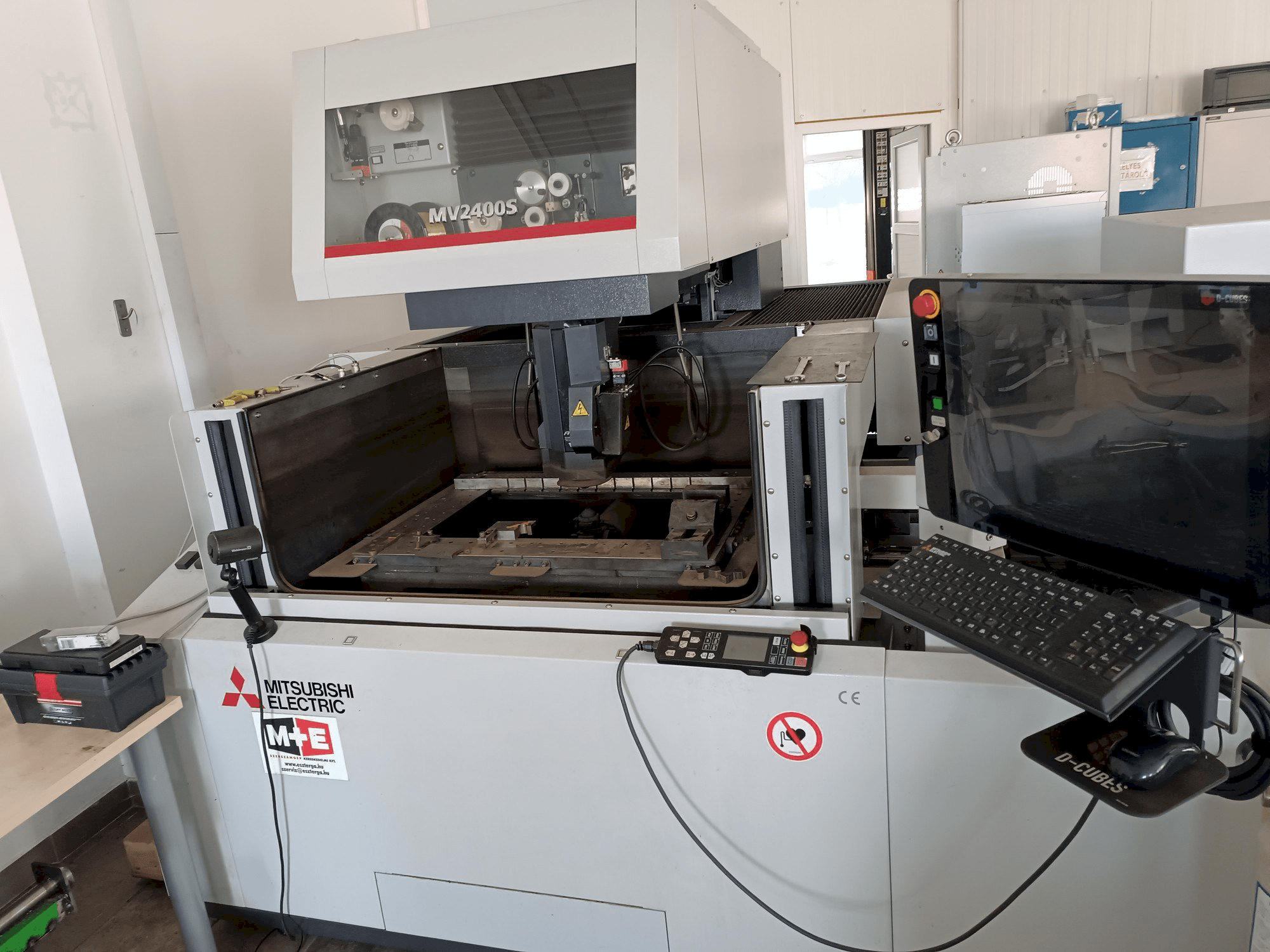 Mašīnas Mitsubishi MV2400S pretskats