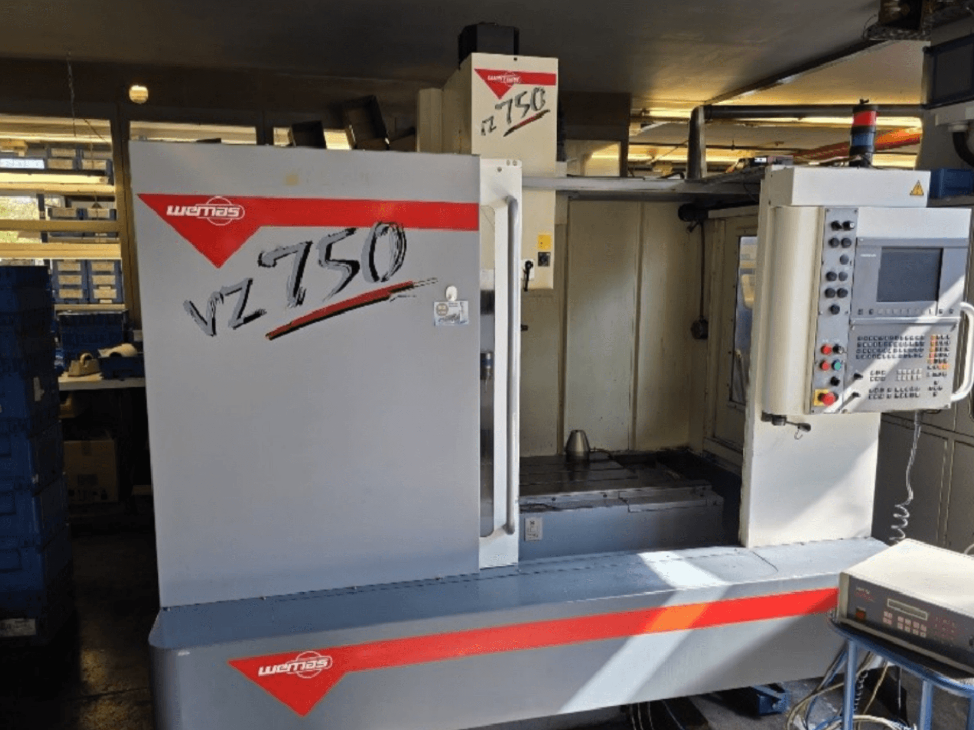 WEMAS VZ 750 CENTURY vertikālais apstrādes centrs, priekšējais skats, kurā redzams vadības panelis un darba zona.