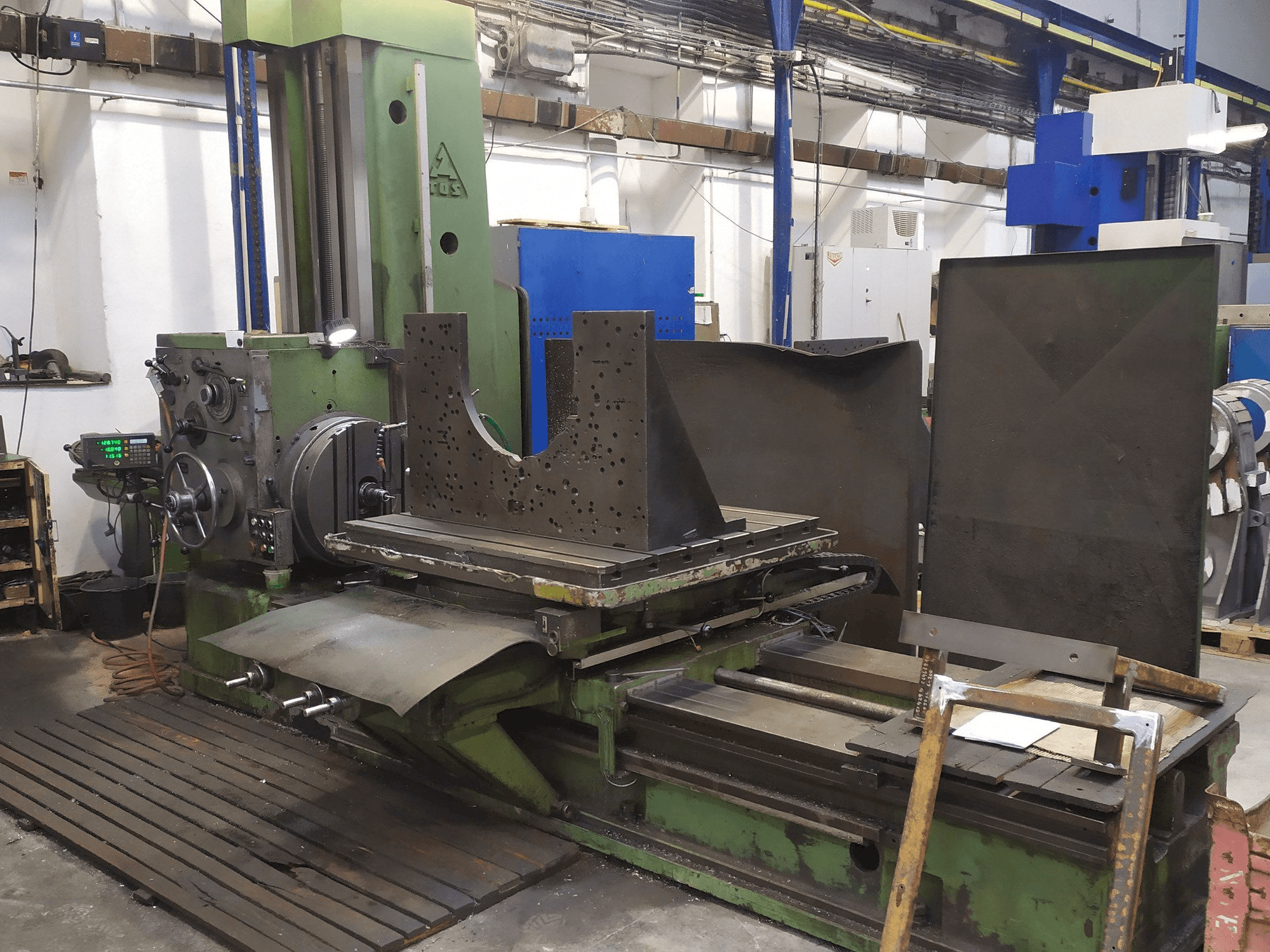 Mašīnas TOS H 100 pretskats