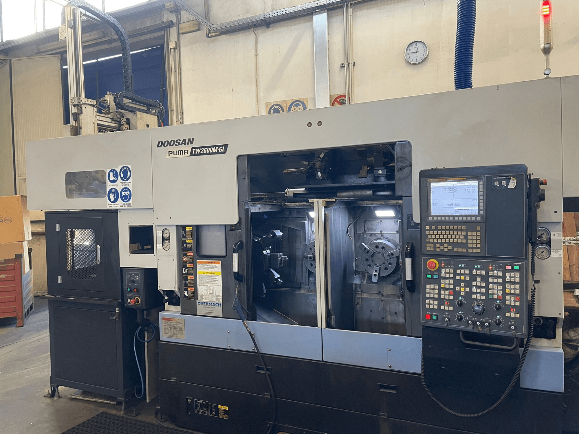 Doosan Puma TW2600M GL CNC virpa, skats no priekšpuses, kurā redzams digitālais vadības panelis un mašīnas iekšpuse ar instrumentu turētājiem.