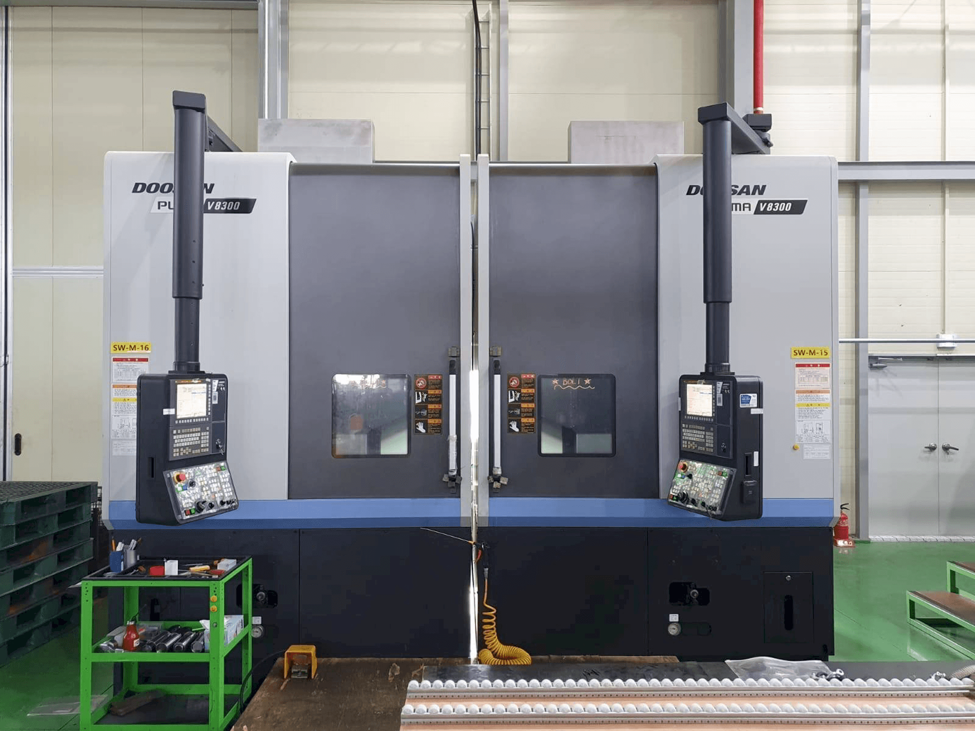 Mašīnas Doosan V8300R pretskats