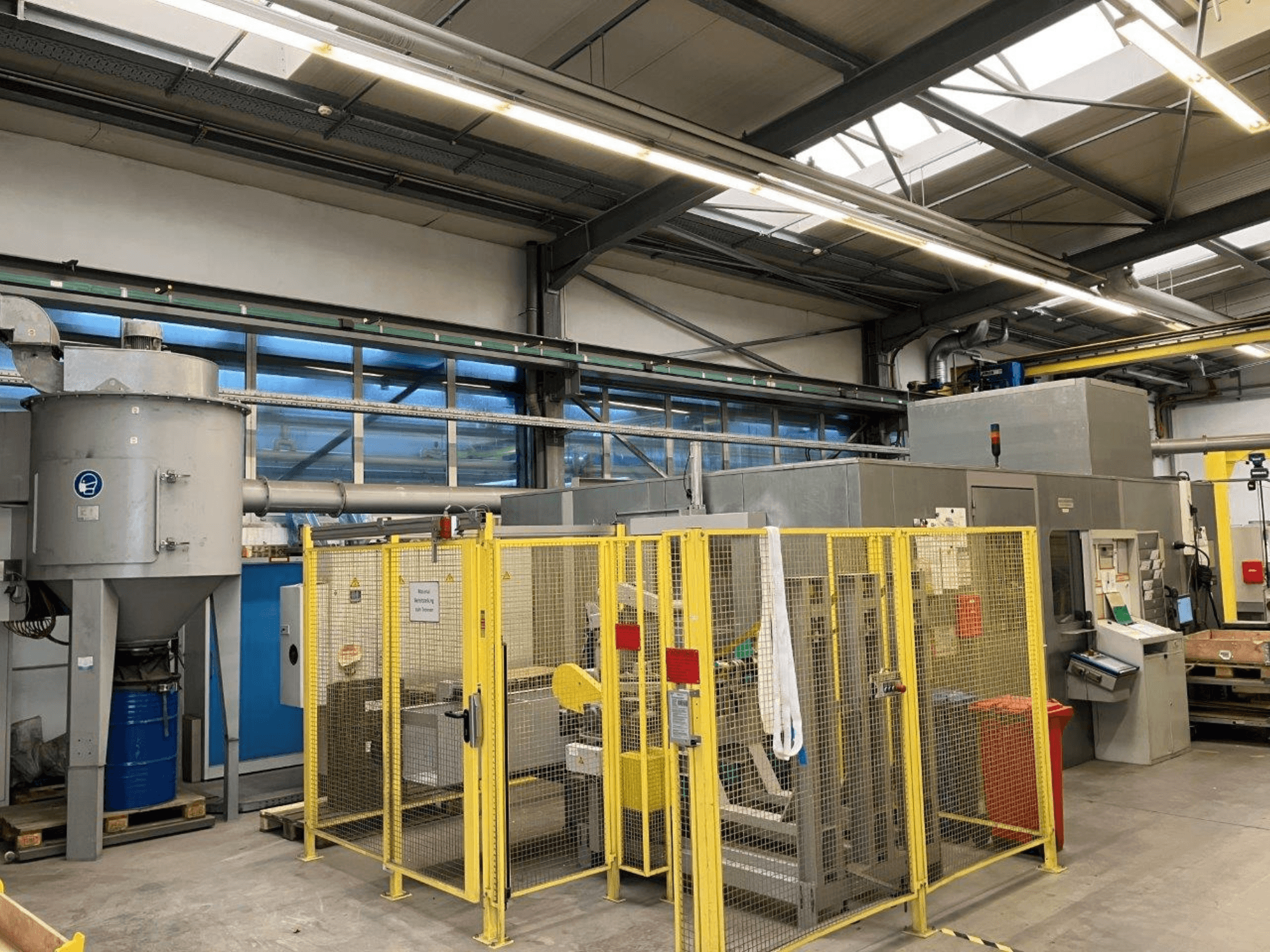 Bezcentra slīpmašīna HARALD BAUGMARTEN TM 400 S, skats no priekšpuses ar redzamu drošības nodalījumu un nosūces sistēmu.