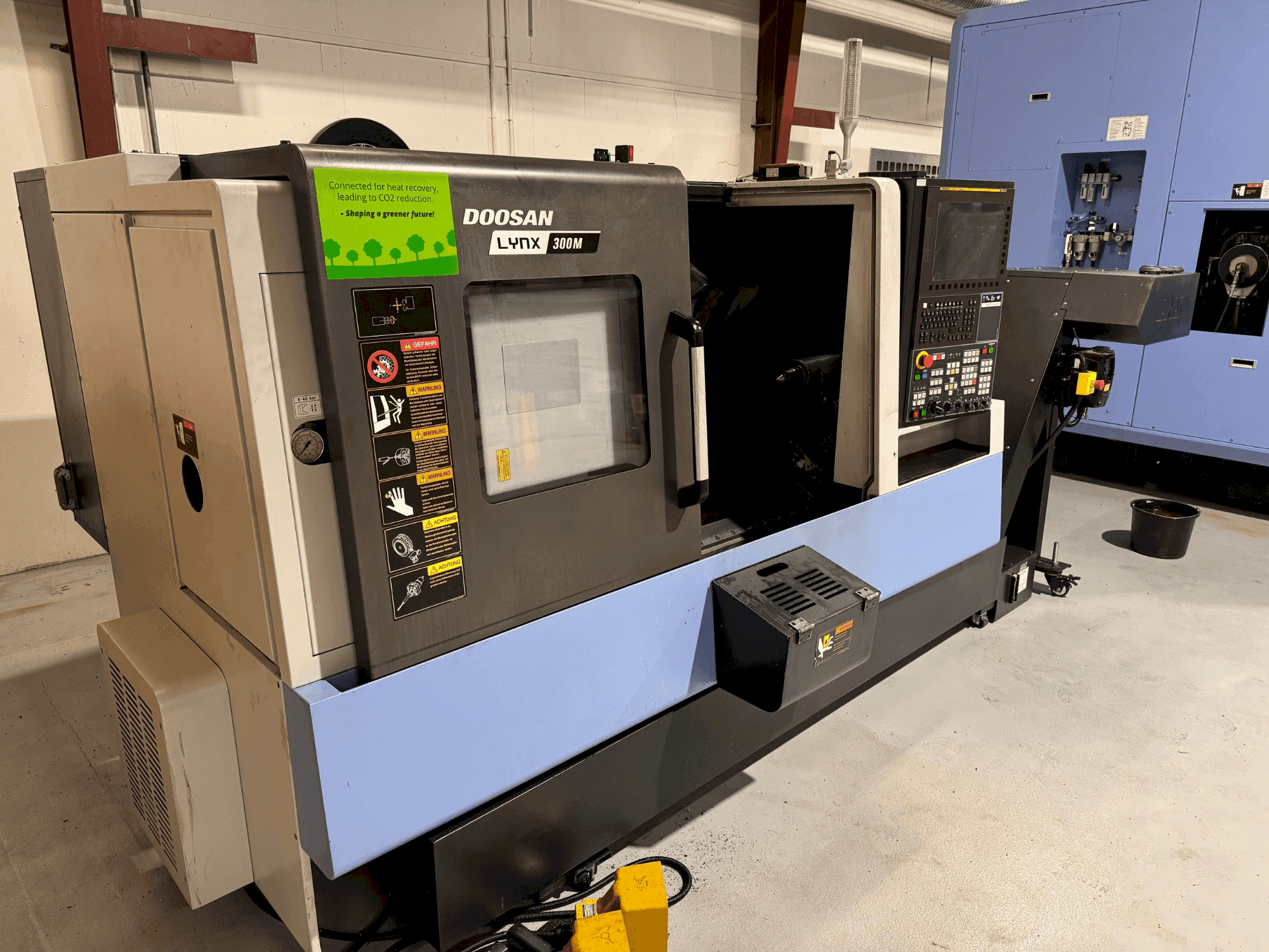 Mašīnas DOOSAN LYNX 300M pretskats