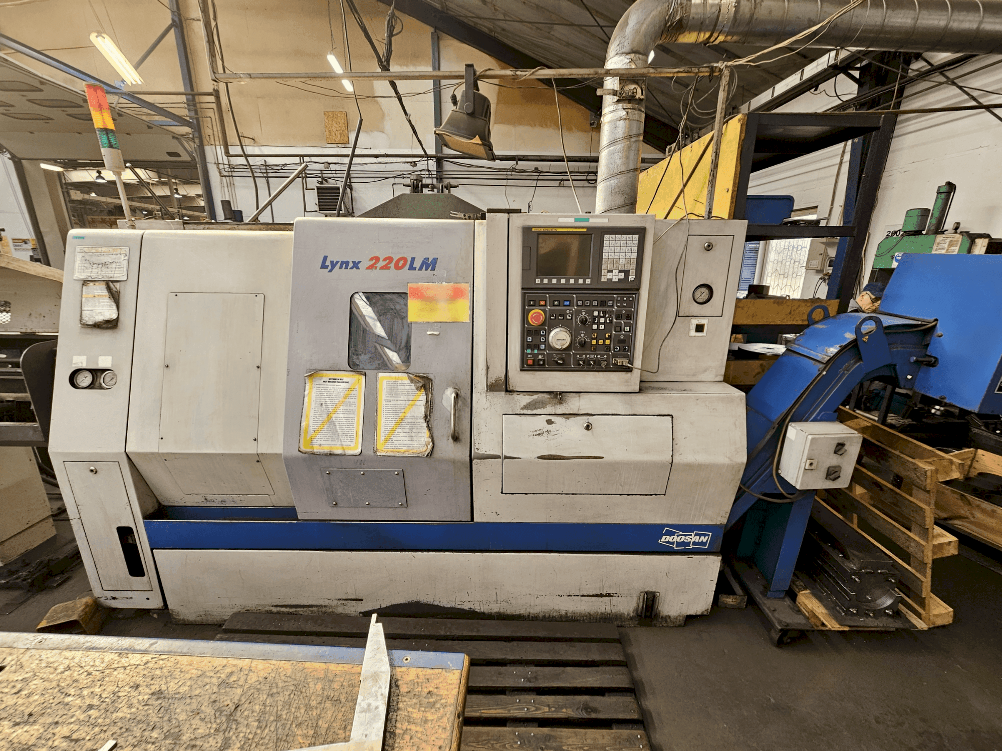 Mašīnas DOOSAN LYNX 220LMA pretskats