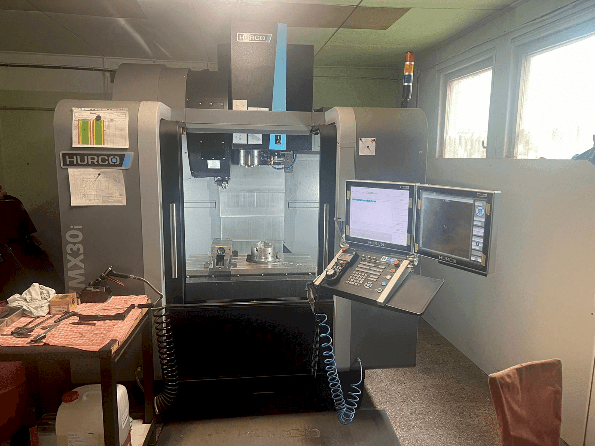Mašīnas Hurco VMX30i pretskats