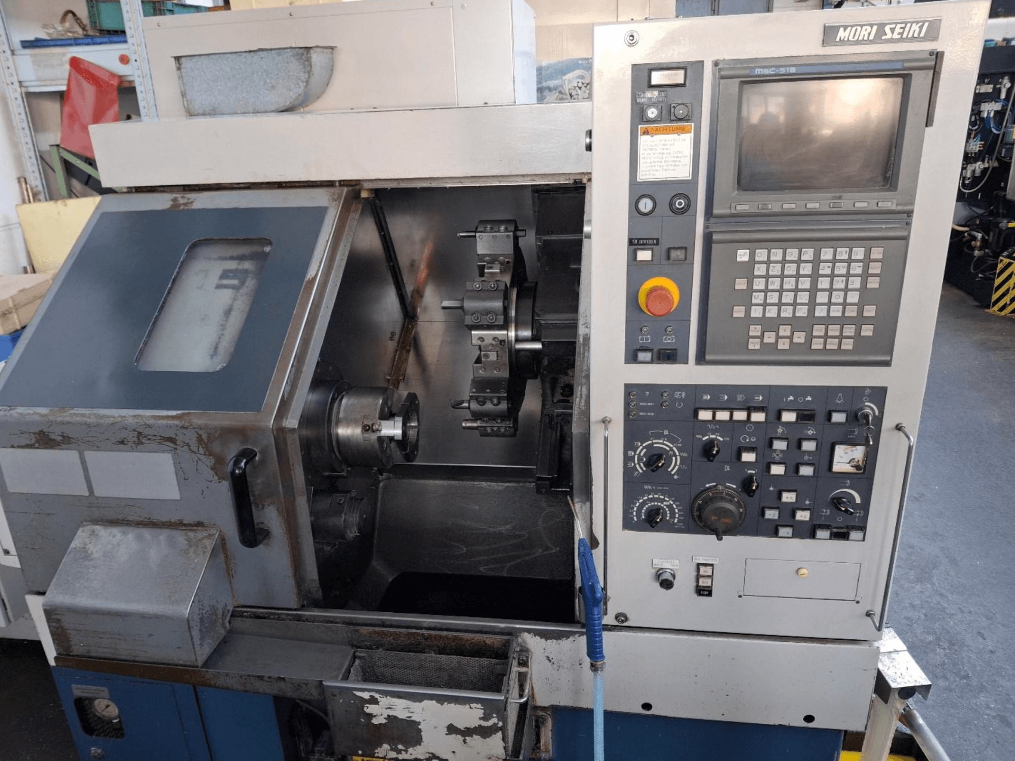 MORI SEIKI CL 15 horizontālās virpošanas mašīna, priekšējais skats, kurā redzams vadības panelis un apstrādes zona.