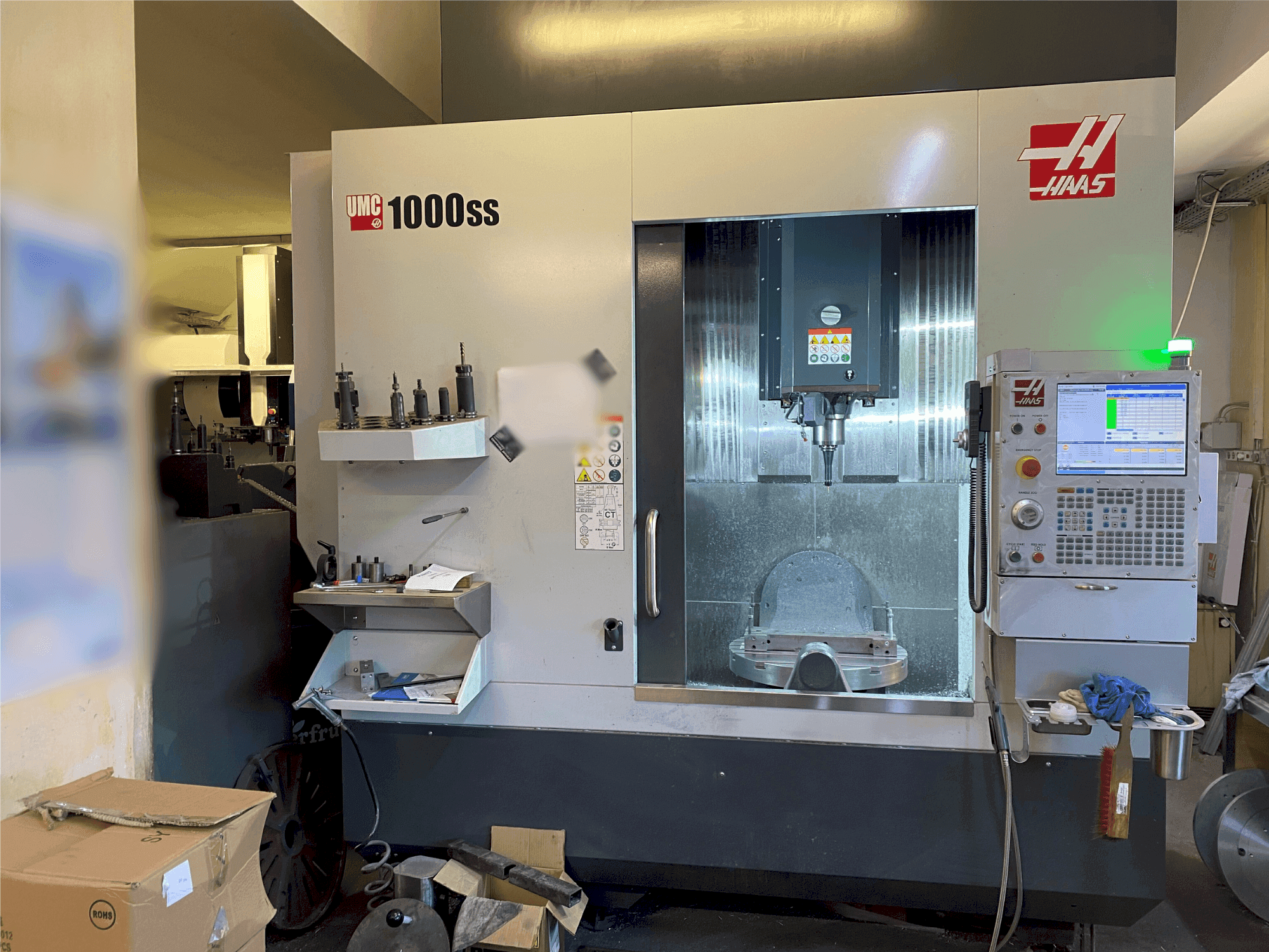 Mašīnas HAAS UMC-1000SS pretskats