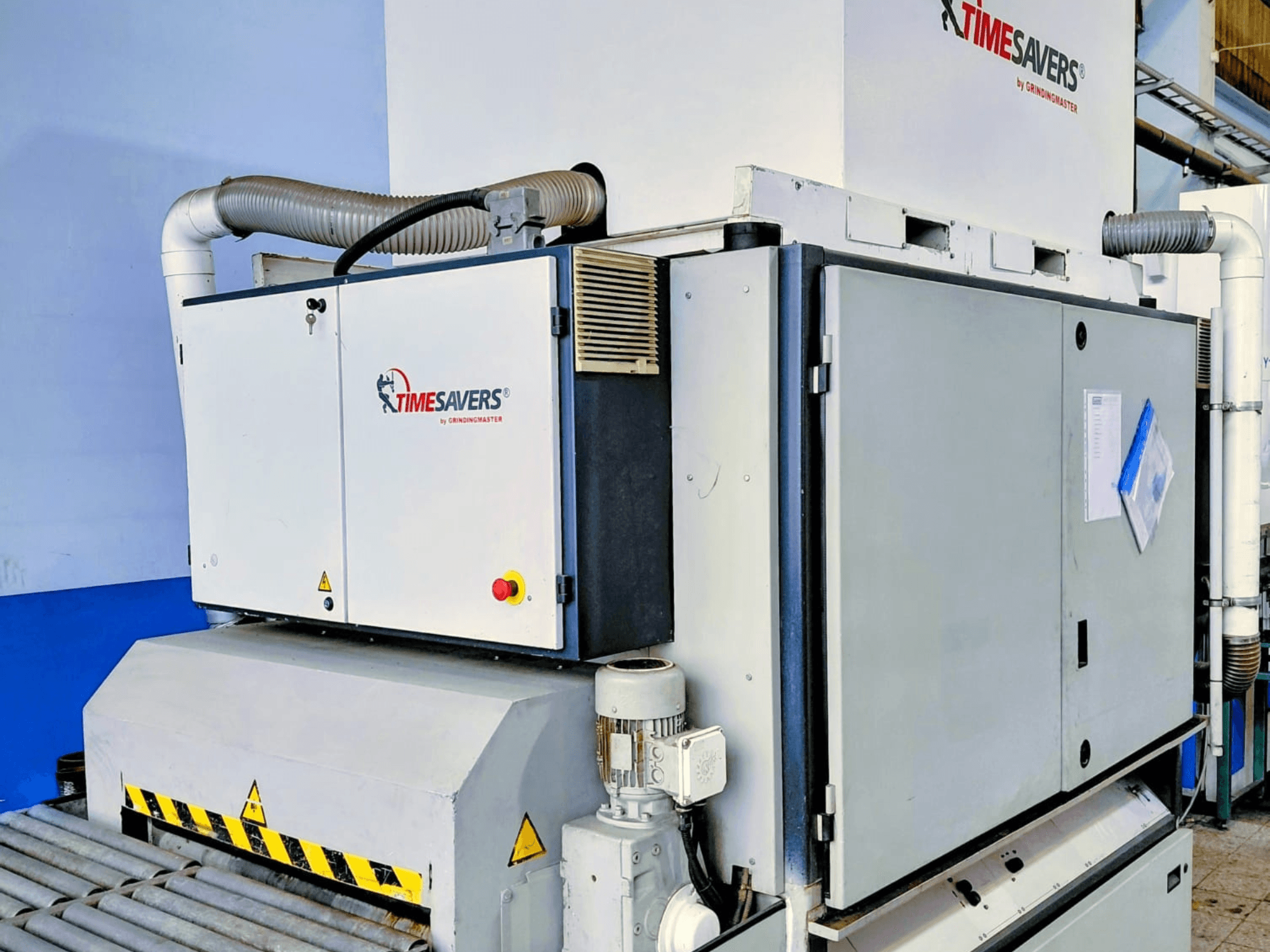 TIME SAVERS rūpnieciskā slīpmašīna, skats no sāniem, ar regulējamu veltni, vadības paneli un putekļu nosūkšanas sistēmu.