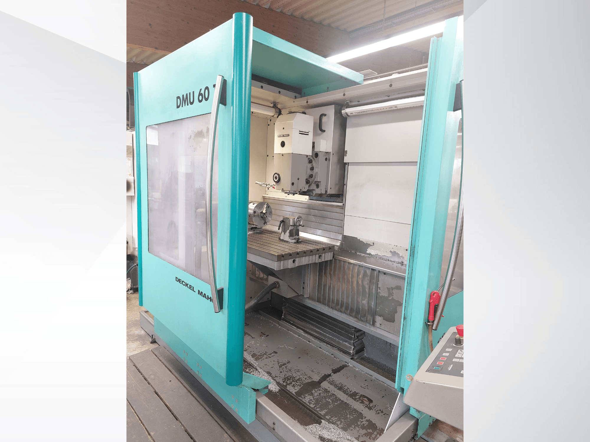 Deckel MAHO DMU 60 CNC mašīna, skats no priekšpuses. Redzams vadības panelis un frēzēšanas galds ar sagataves iestatījumu.