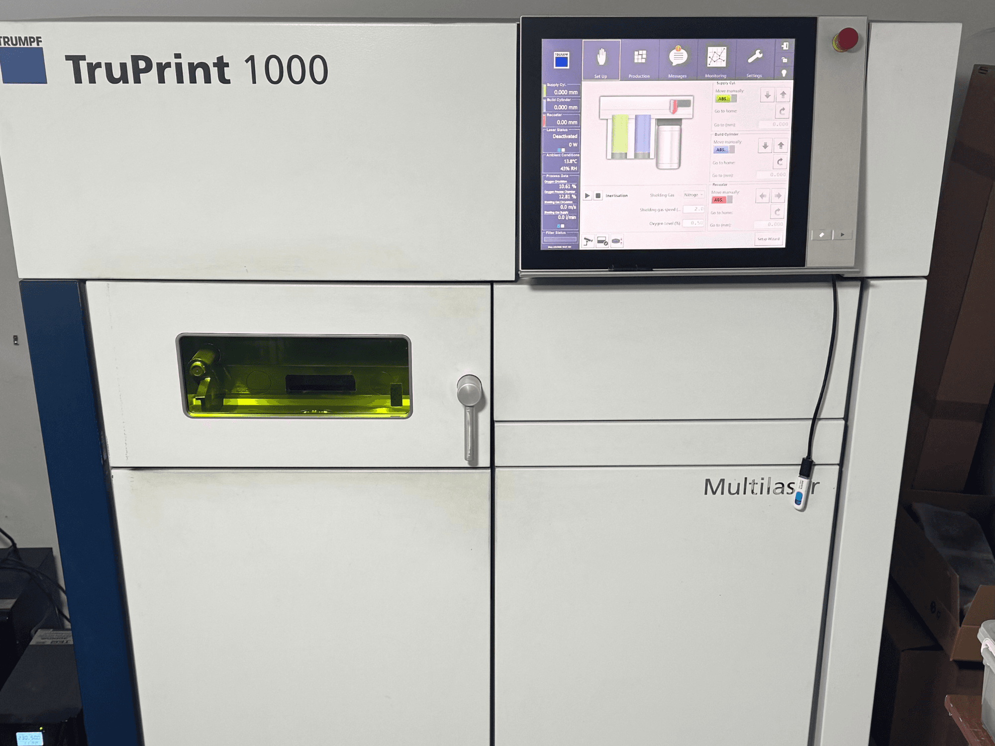 TruPrint 1000, Trumpf, priekšējais skats, ar digitālo vadības paneli un caurspīdīgu pārbaudes logu uzraudzībai.