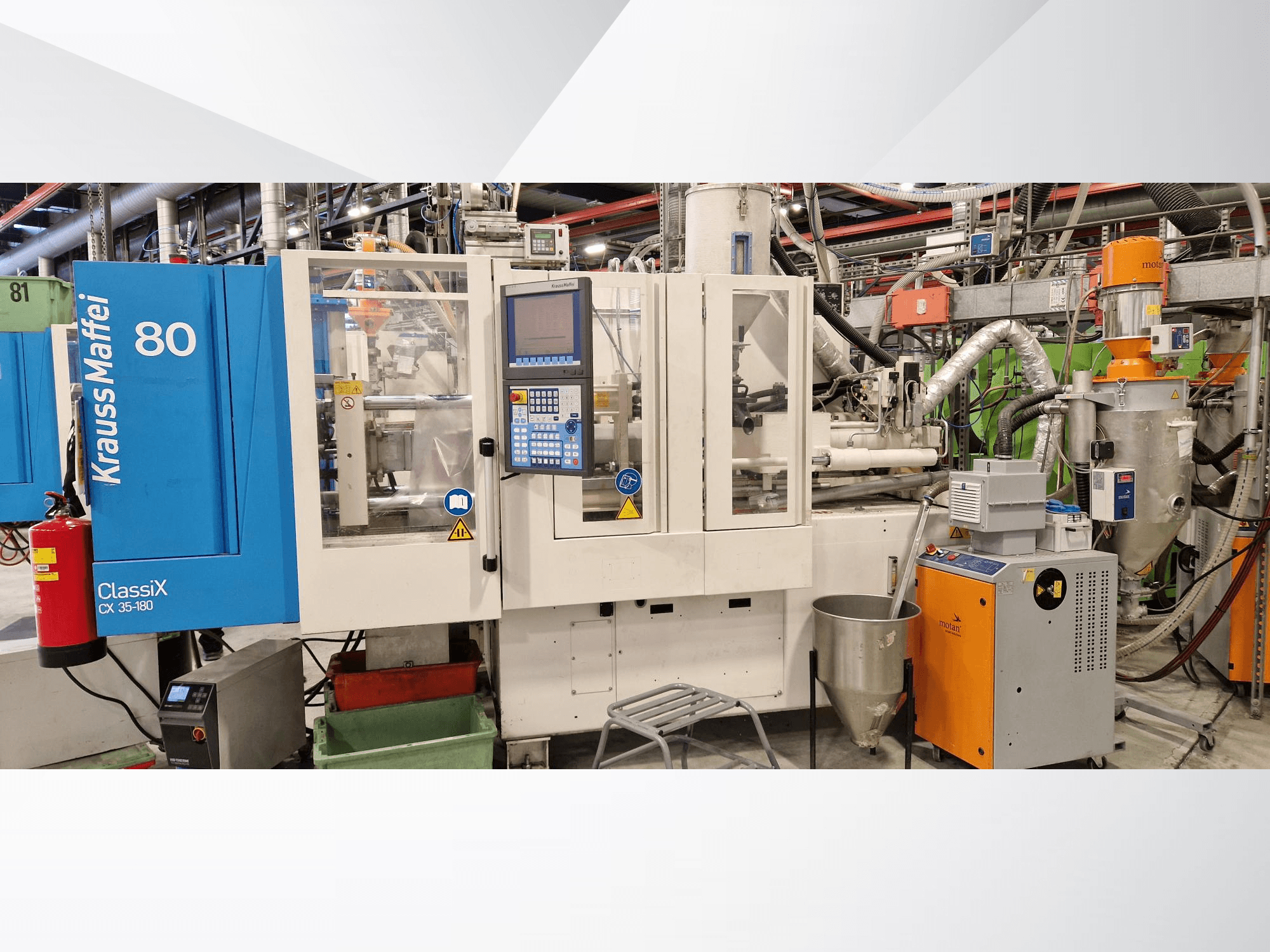 Krauss Maffei ClassiX CX 35-180 hidrauliskā iesmidzināšanas iekārta, skats no priekšpuses, redzams vadības panelis un palīgiekārtas.