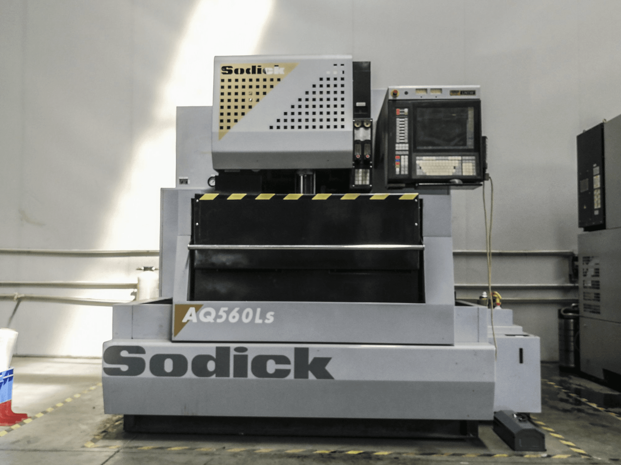 Mašīnas Sodick AQ560LS pretskats