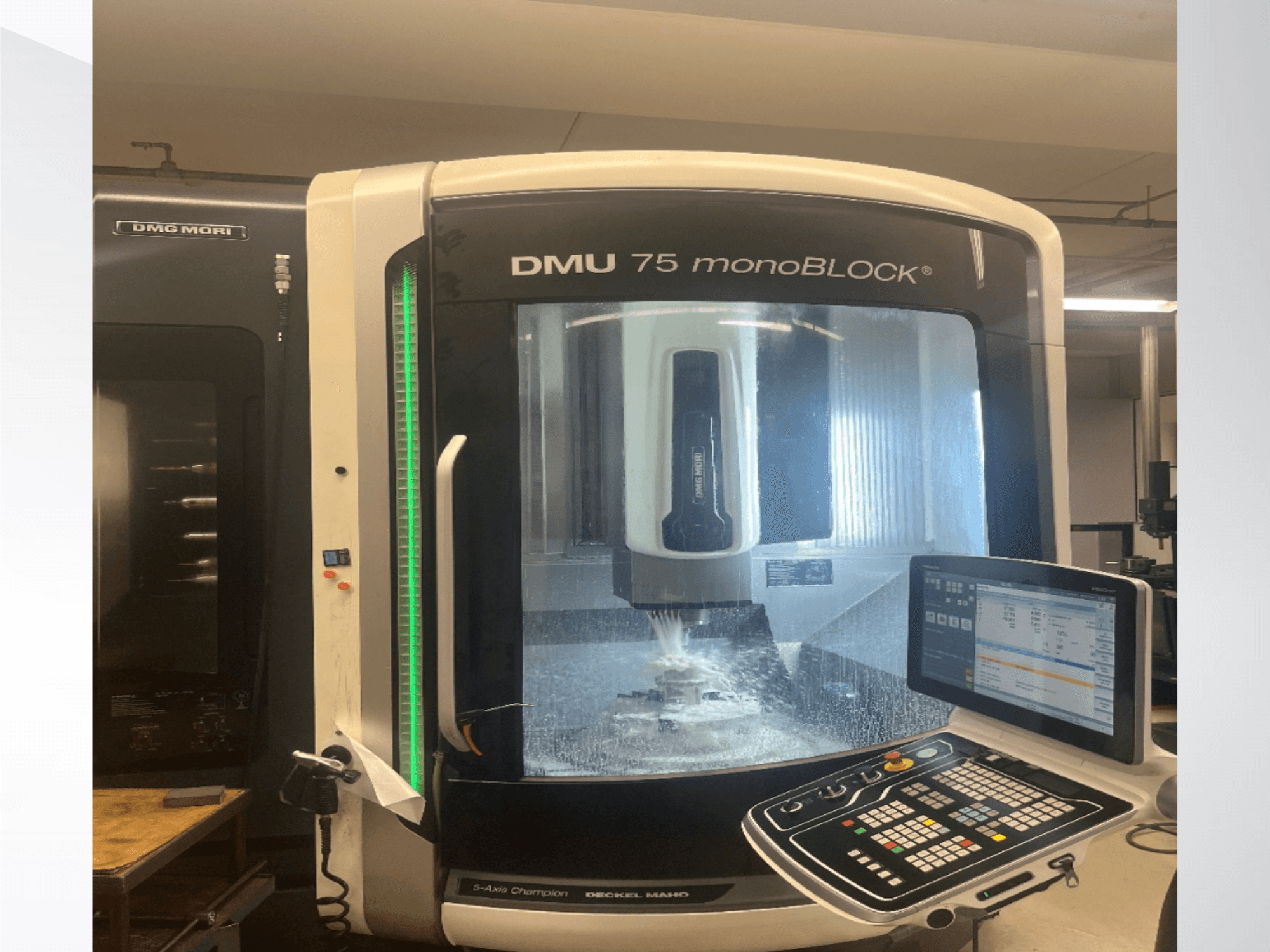 DMG MORI DMU 75 monoBLOCK universālais apstrādes centrs, skats no priekšpuses, kurā redzams vadības panelis un frēzēšanas zona.