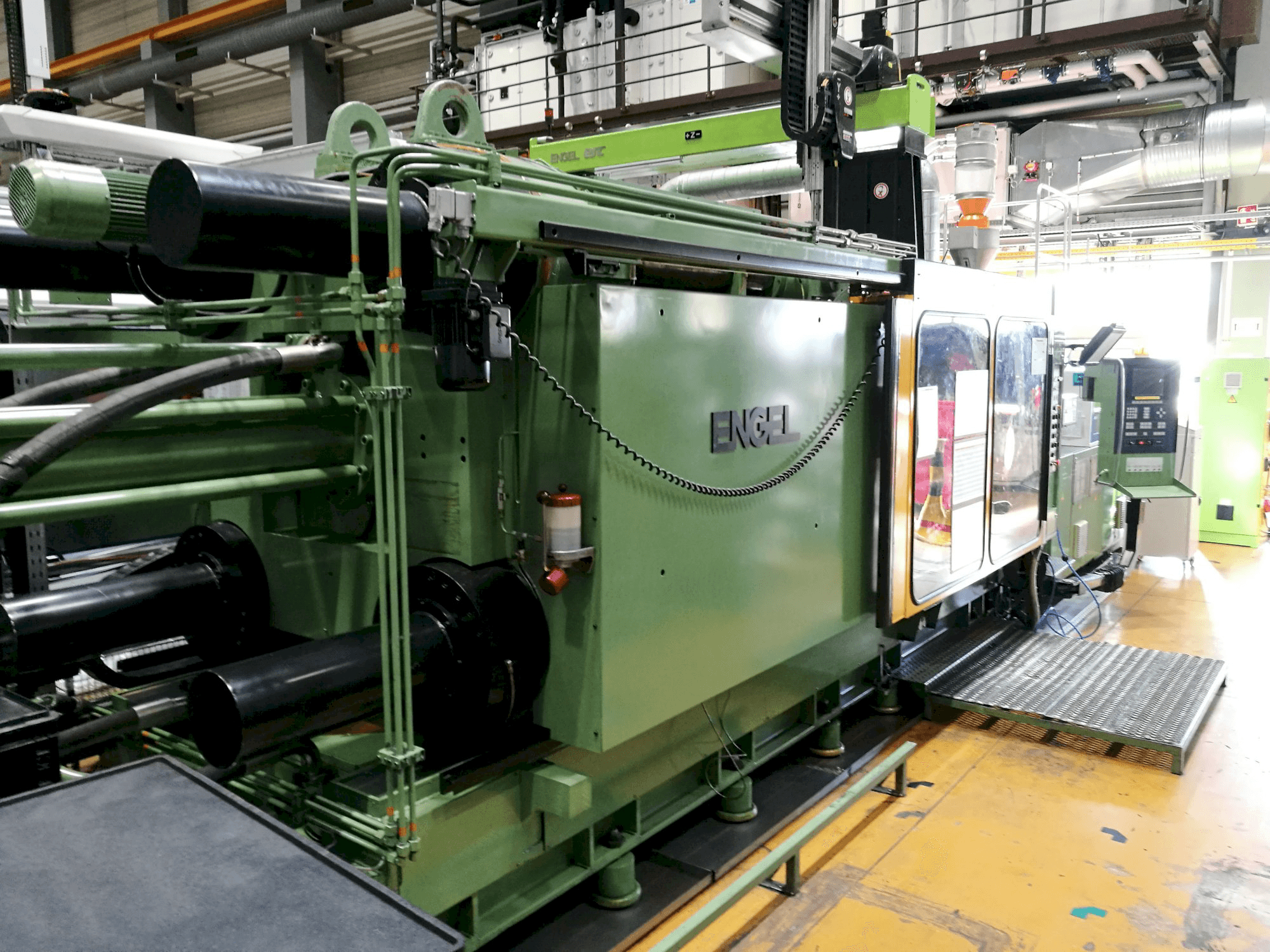 Mašīnas ENGEL ES 4400/800 skats no labās puses