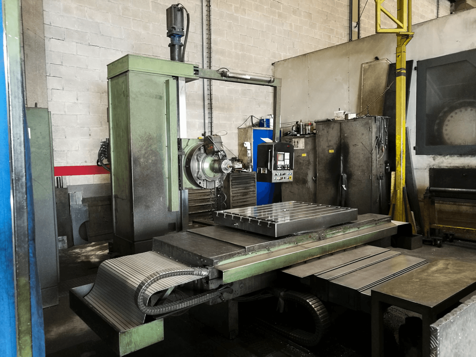 Mašīnas PEGARD AF8 skats no kreisās puses