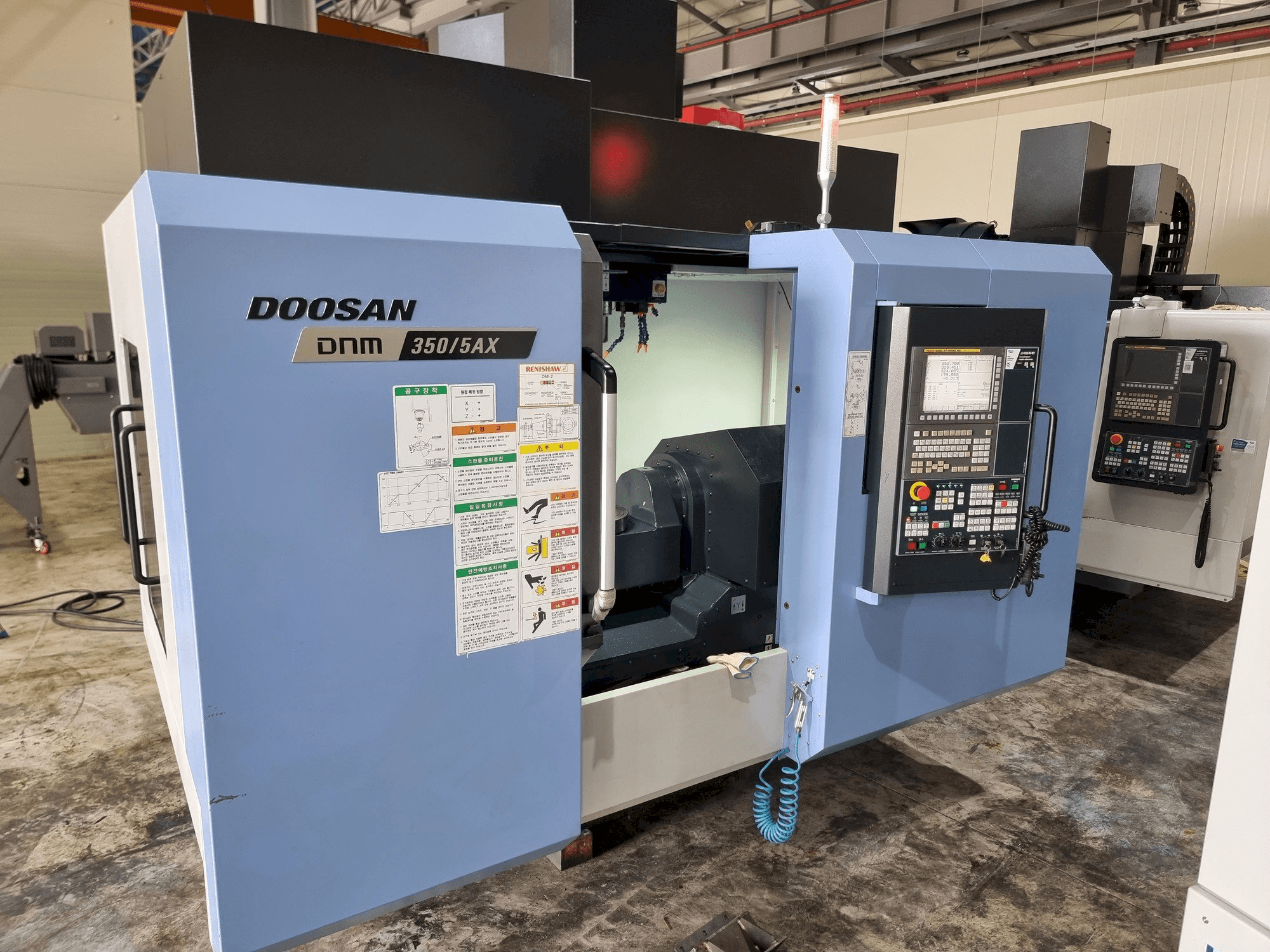 Mašīnas Doosan DNM350/5AX pretskats