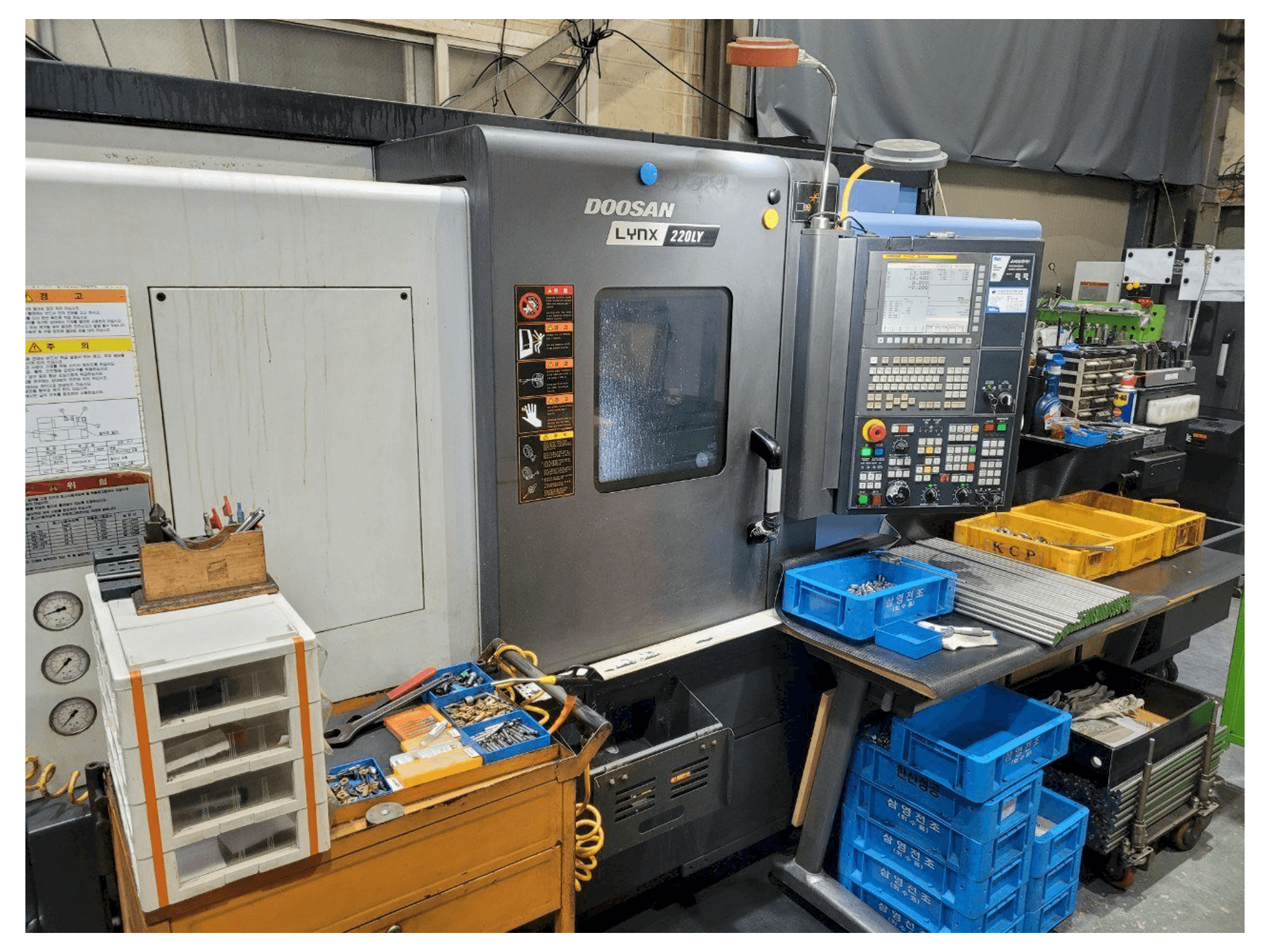 Mašīnas Doosan LYNX220LYA pretskats