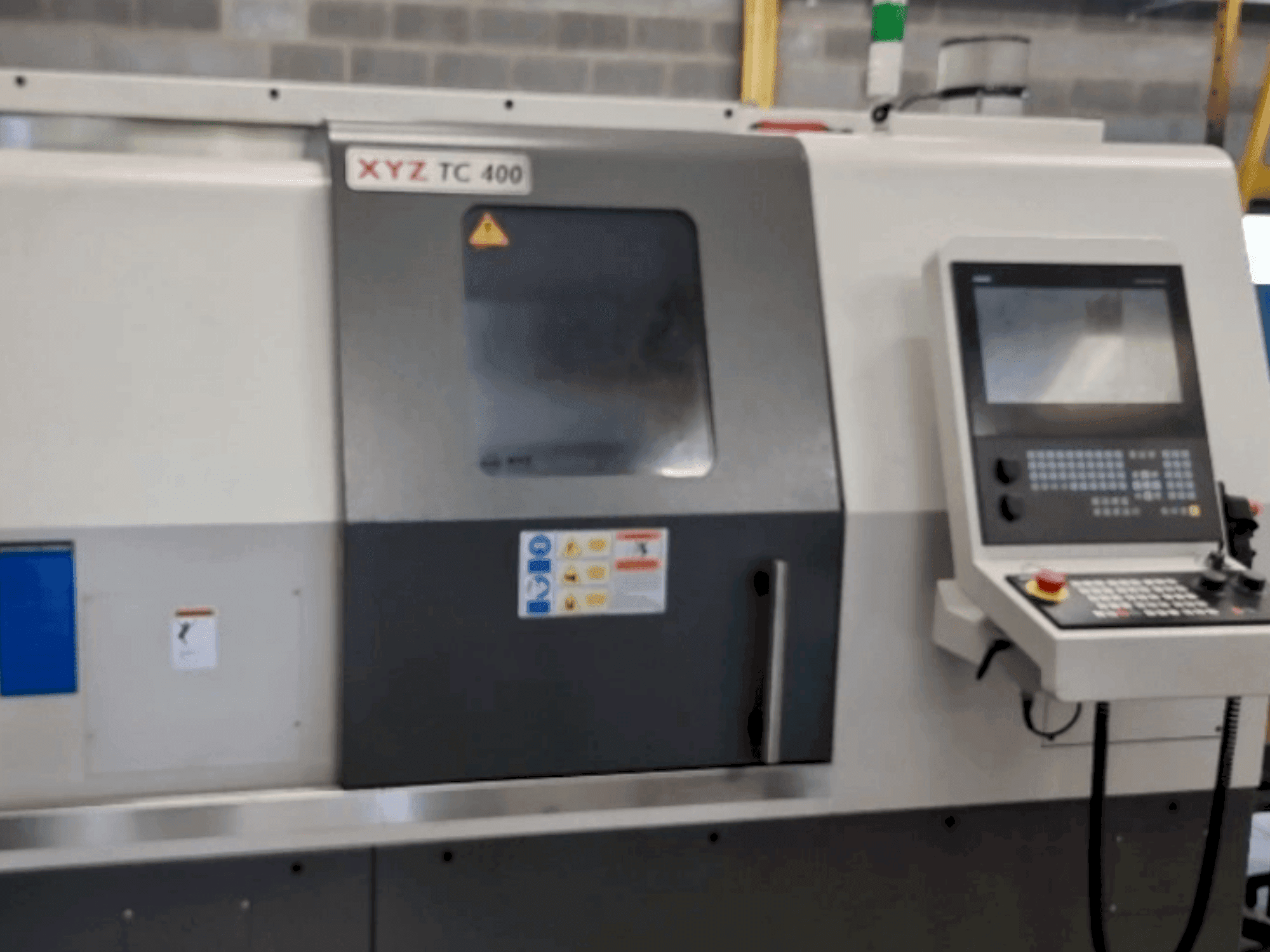 Mašīnas XYZ TC 400 pretskats