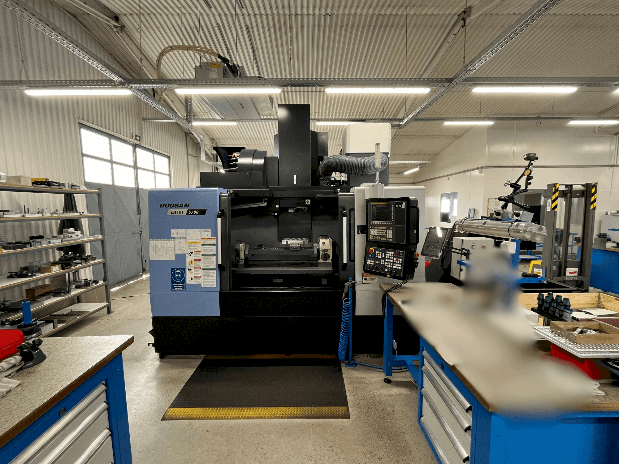 Mašīnas DOOSAN DNM 5700 pretskats