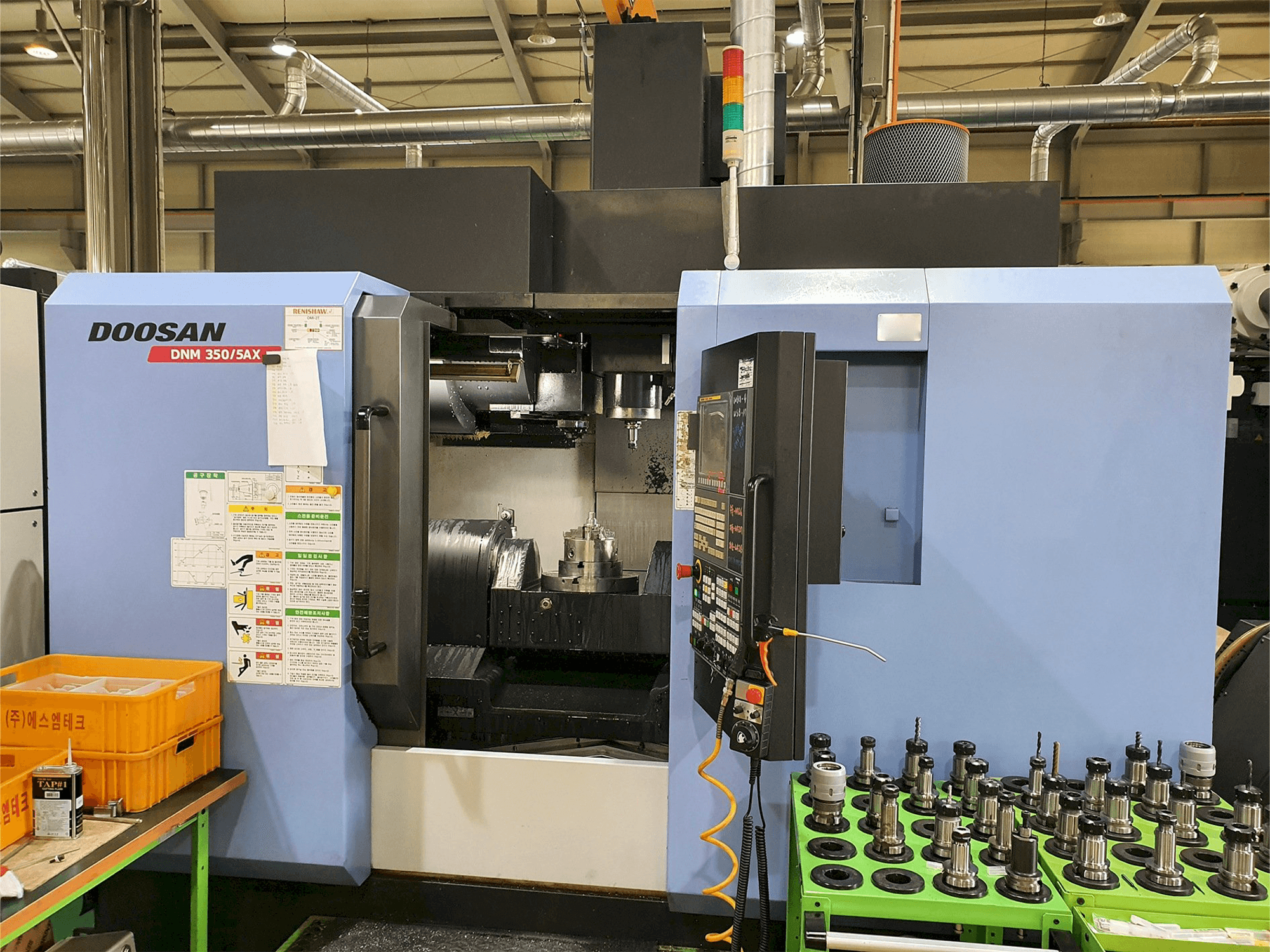 Mašīnas Doosan DNM350/5AX pretskats