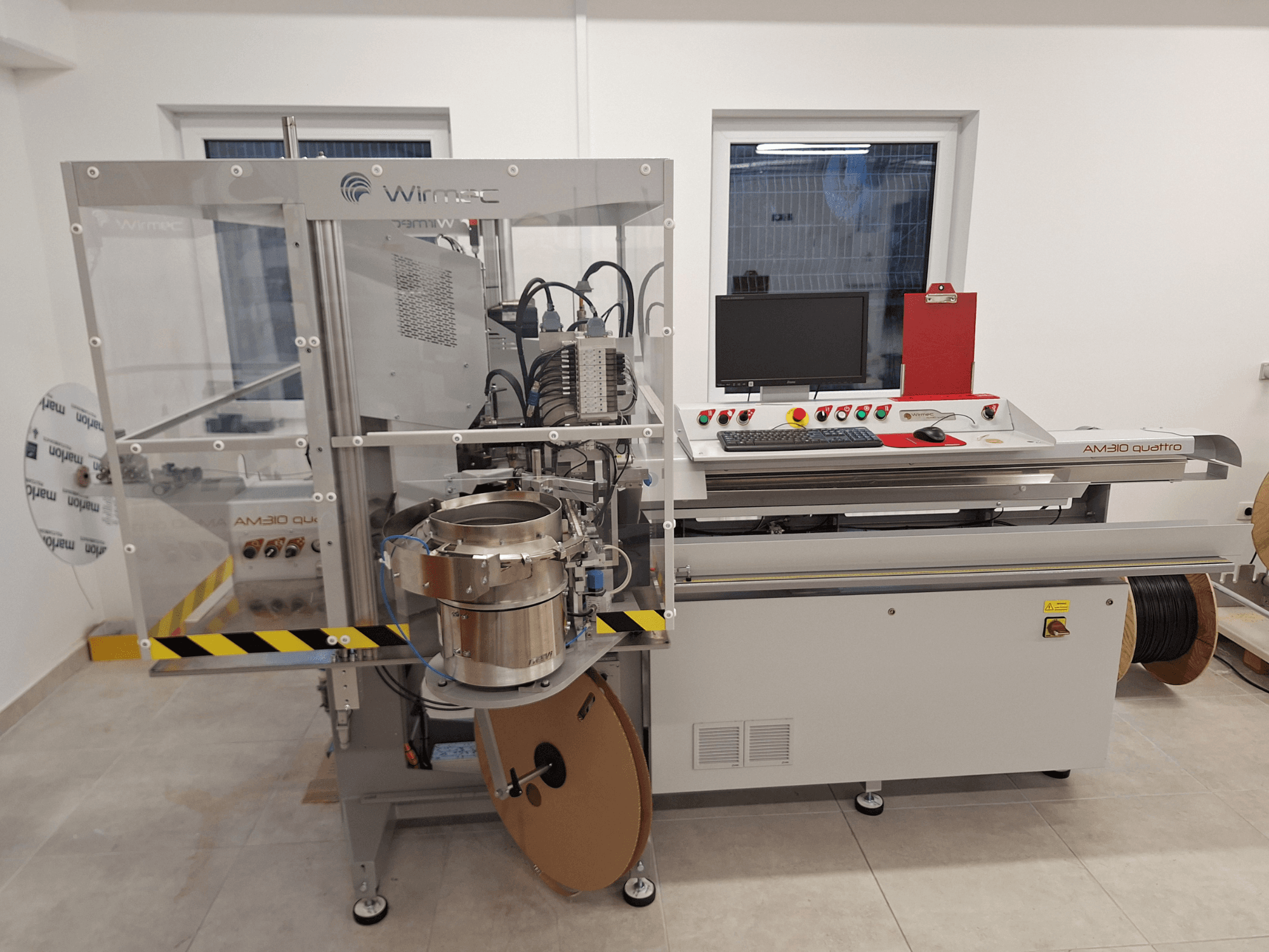 Darbgalds WIRMEC AM310-117, skats no priekšpuses, ar vadības paneli, datoru un nerūsējošā tērauda detaļām, novietots darba vietā.