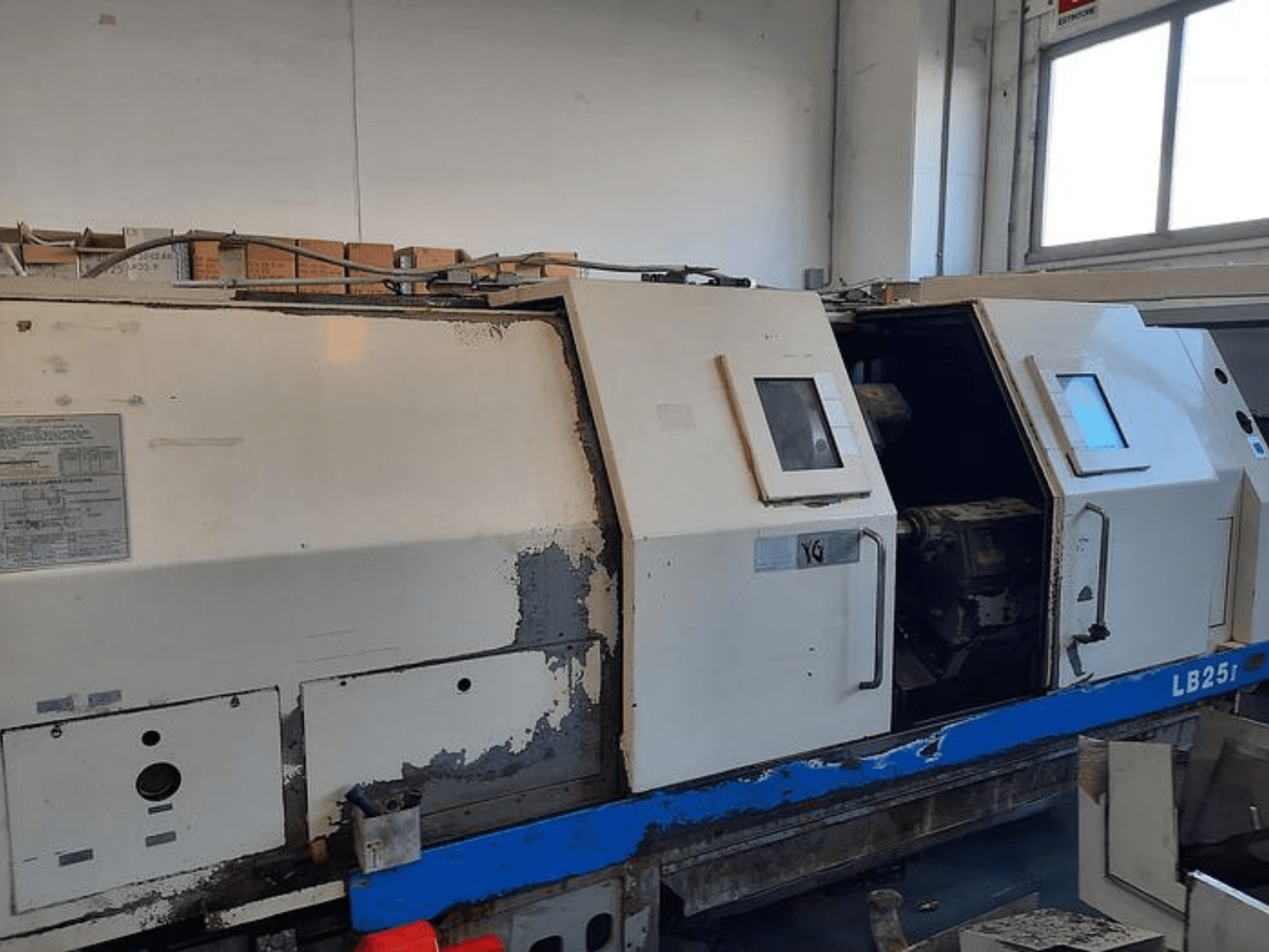 Lietota LB251 virpas mašīna, sānu skats ar nolietotu ārpusi, atvērts panelis, kurā redzams iekšējais mehānisms un darbības vadības ierīces.